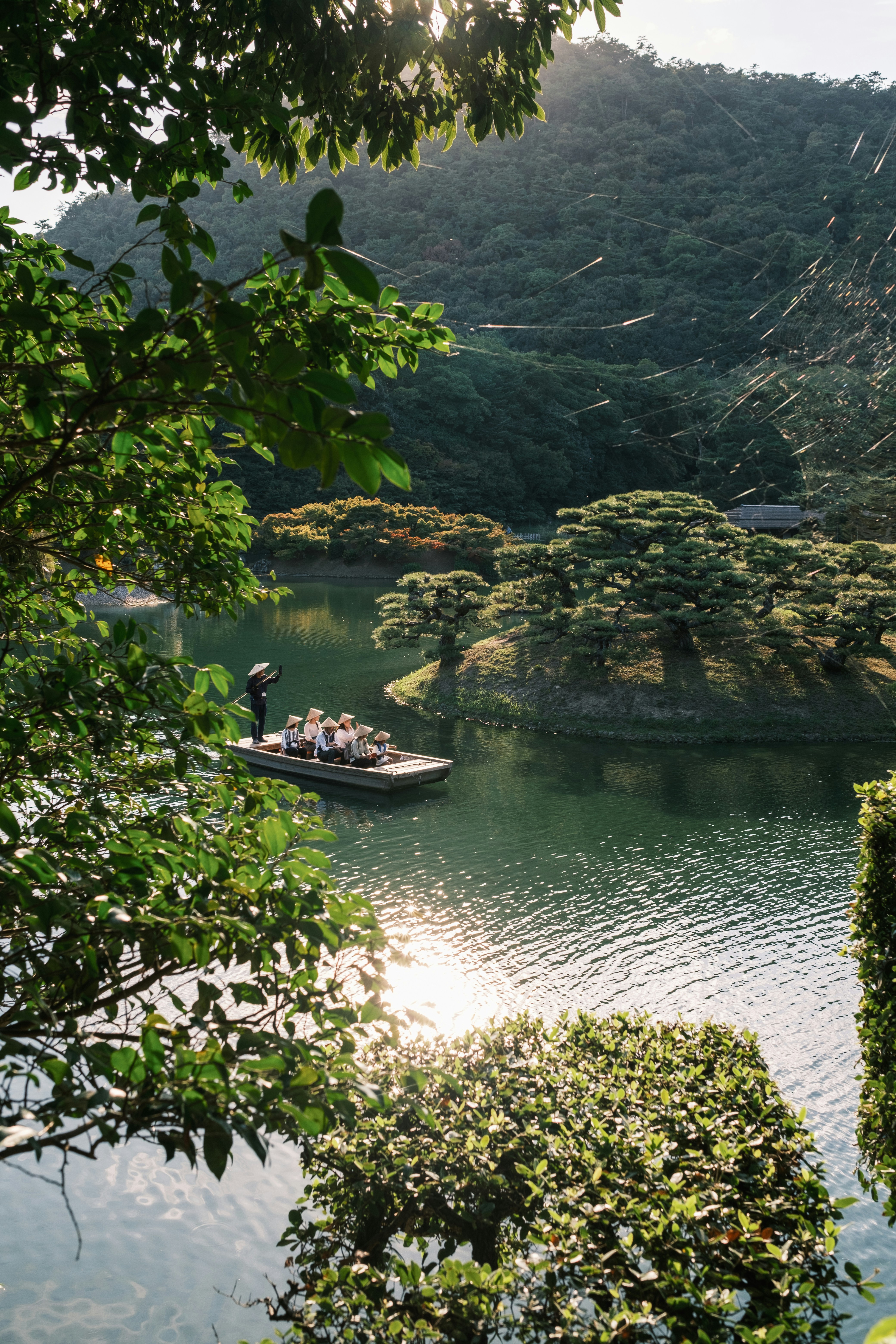 호수 한가운데있는 작은 보트