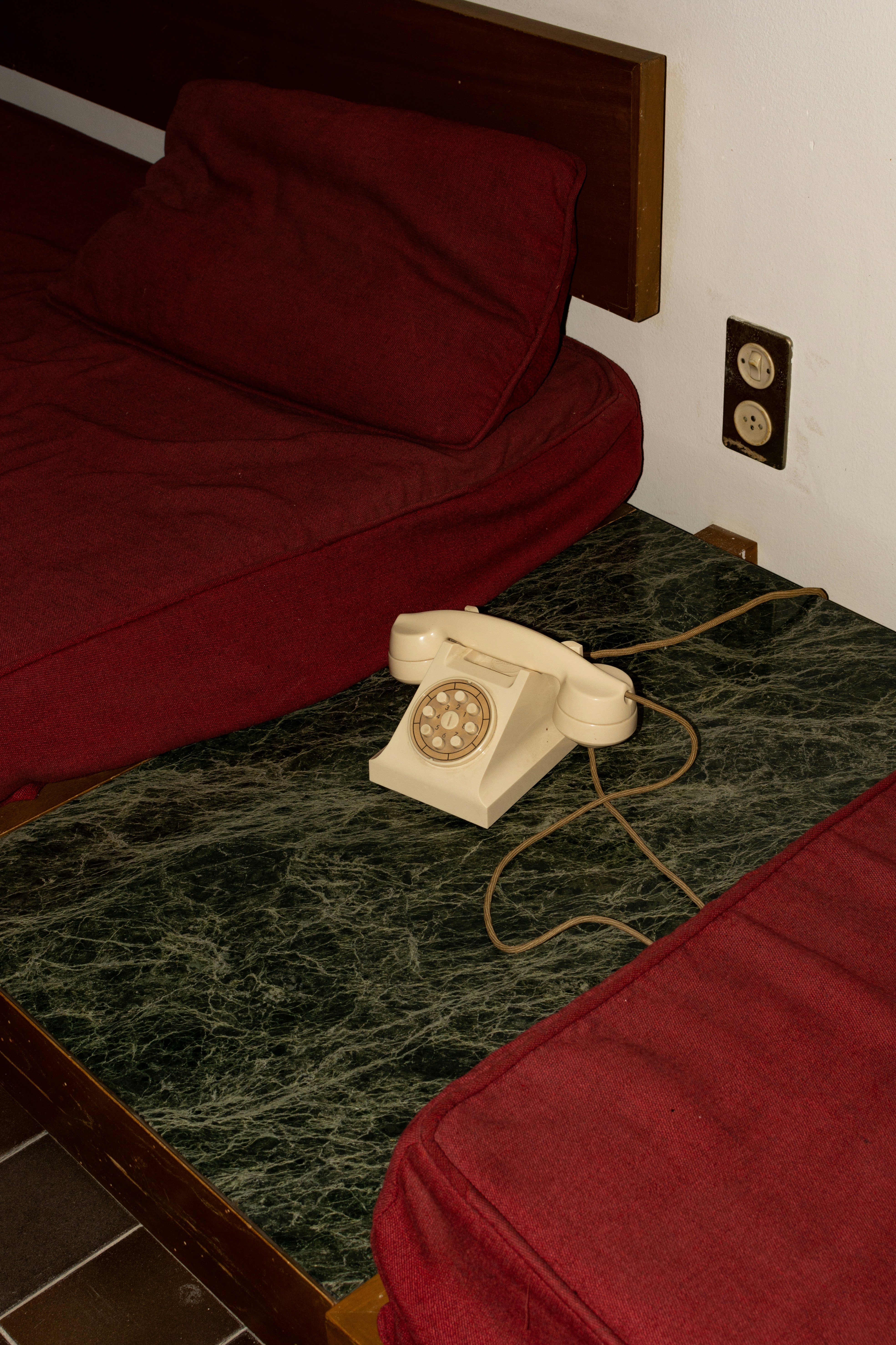 Una cama con un teléfono encima