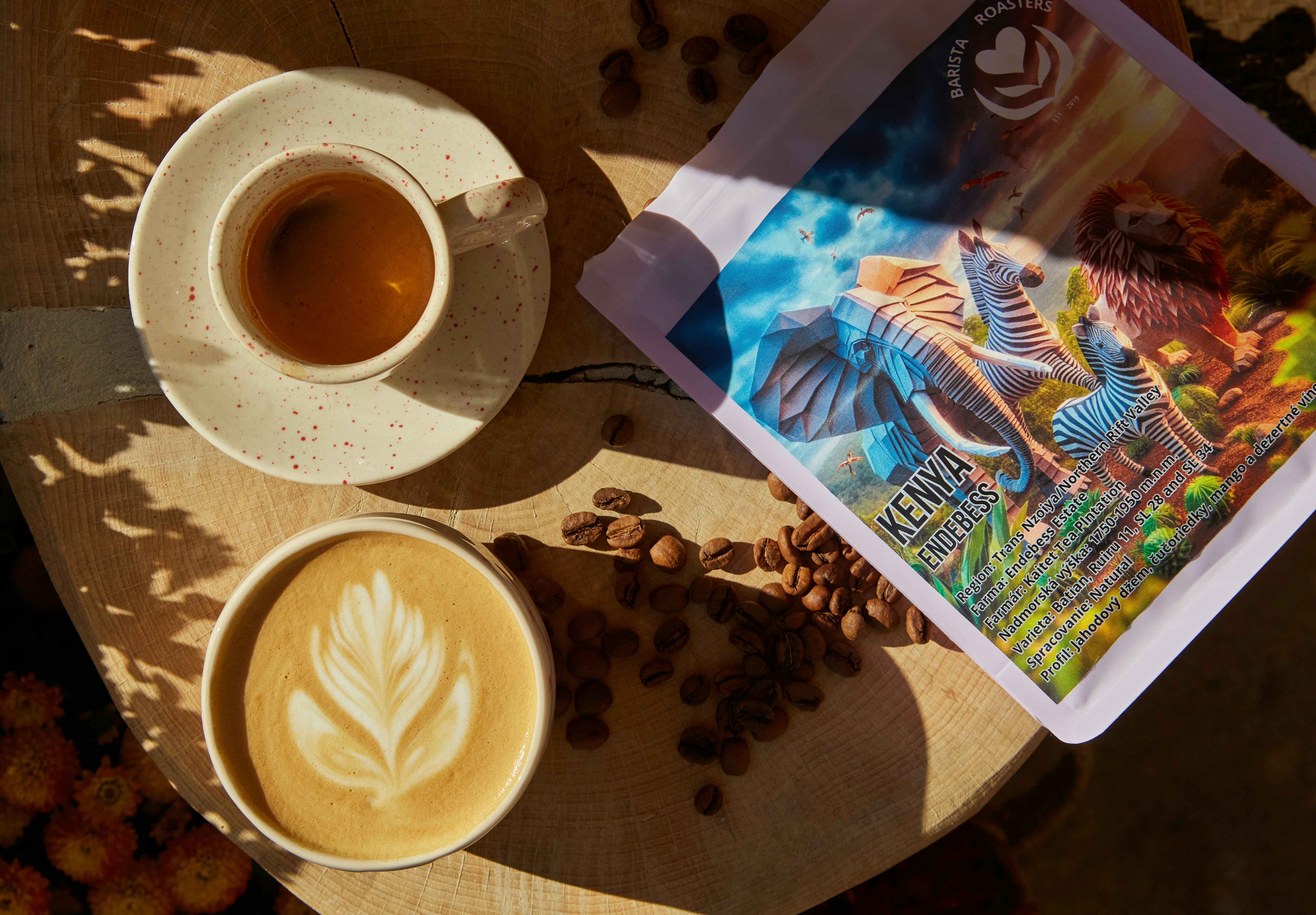 木製のテーブルの上に座ったコーヒー