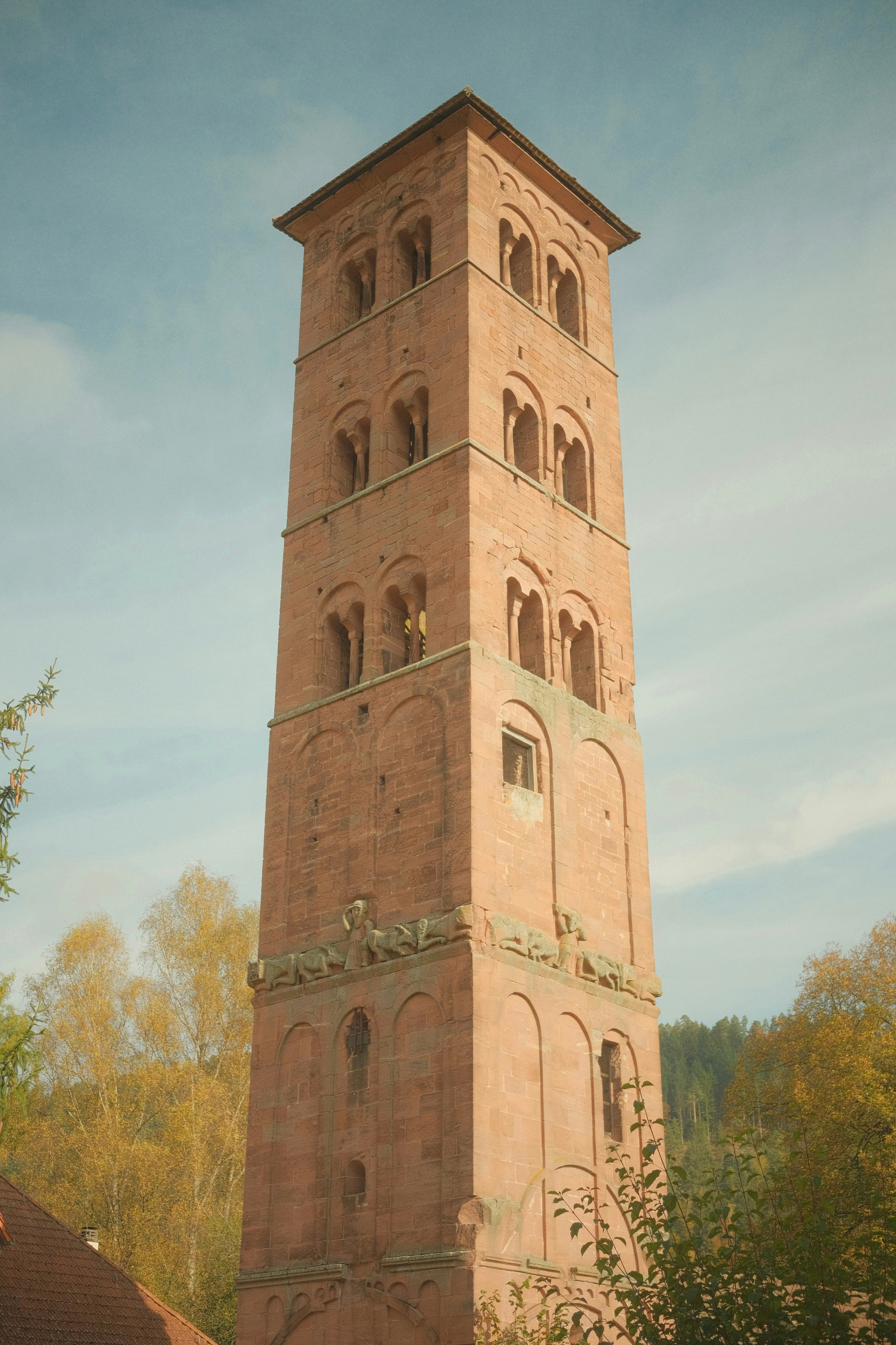 Un'alta torre di mattoni con un orologio in cima