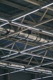 The ceiling of a building with a lot of lights