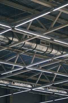 The ceiling of a building with a lot of lights