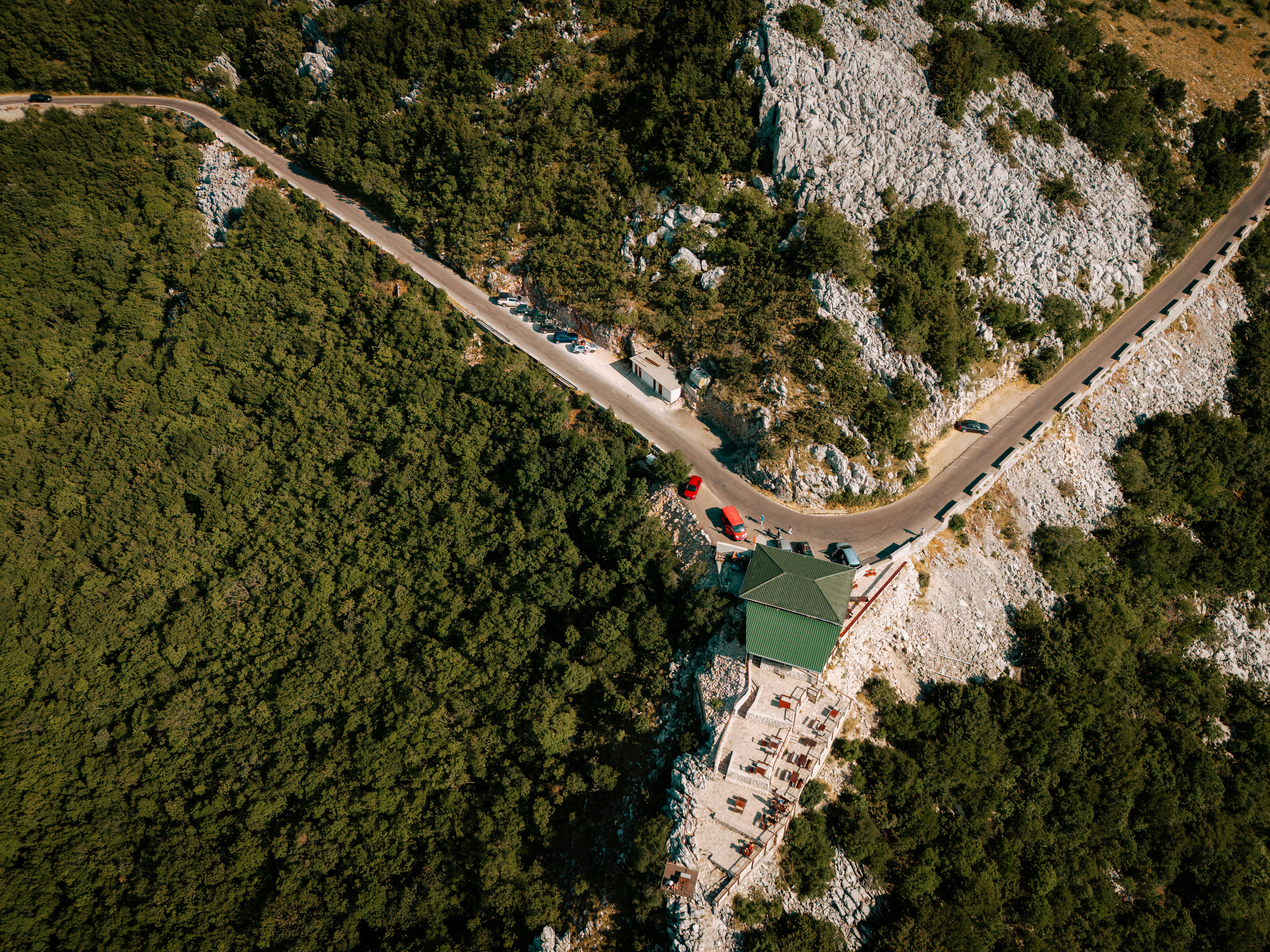 Vista aérea de uma estrada sinuosa nas montanhas