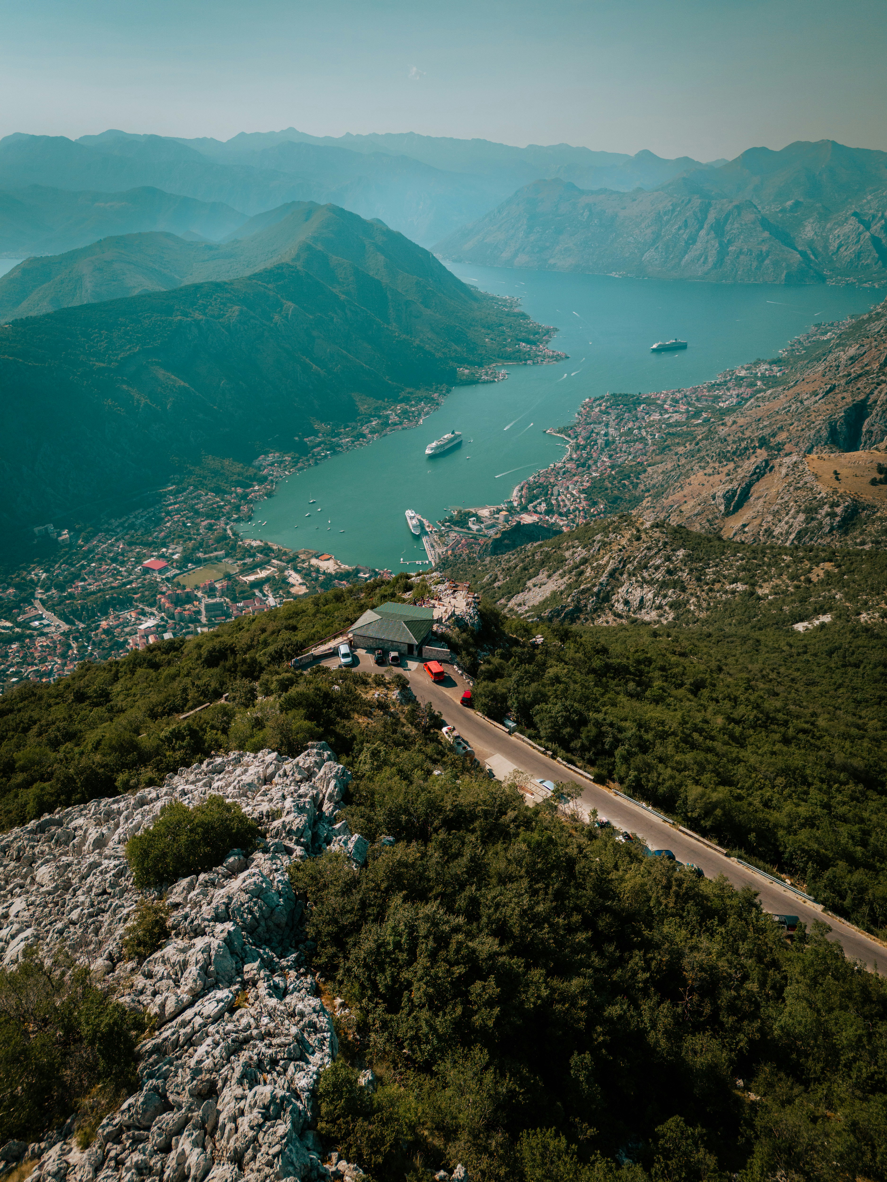 Uma vista panorâmica de um vale e um rio