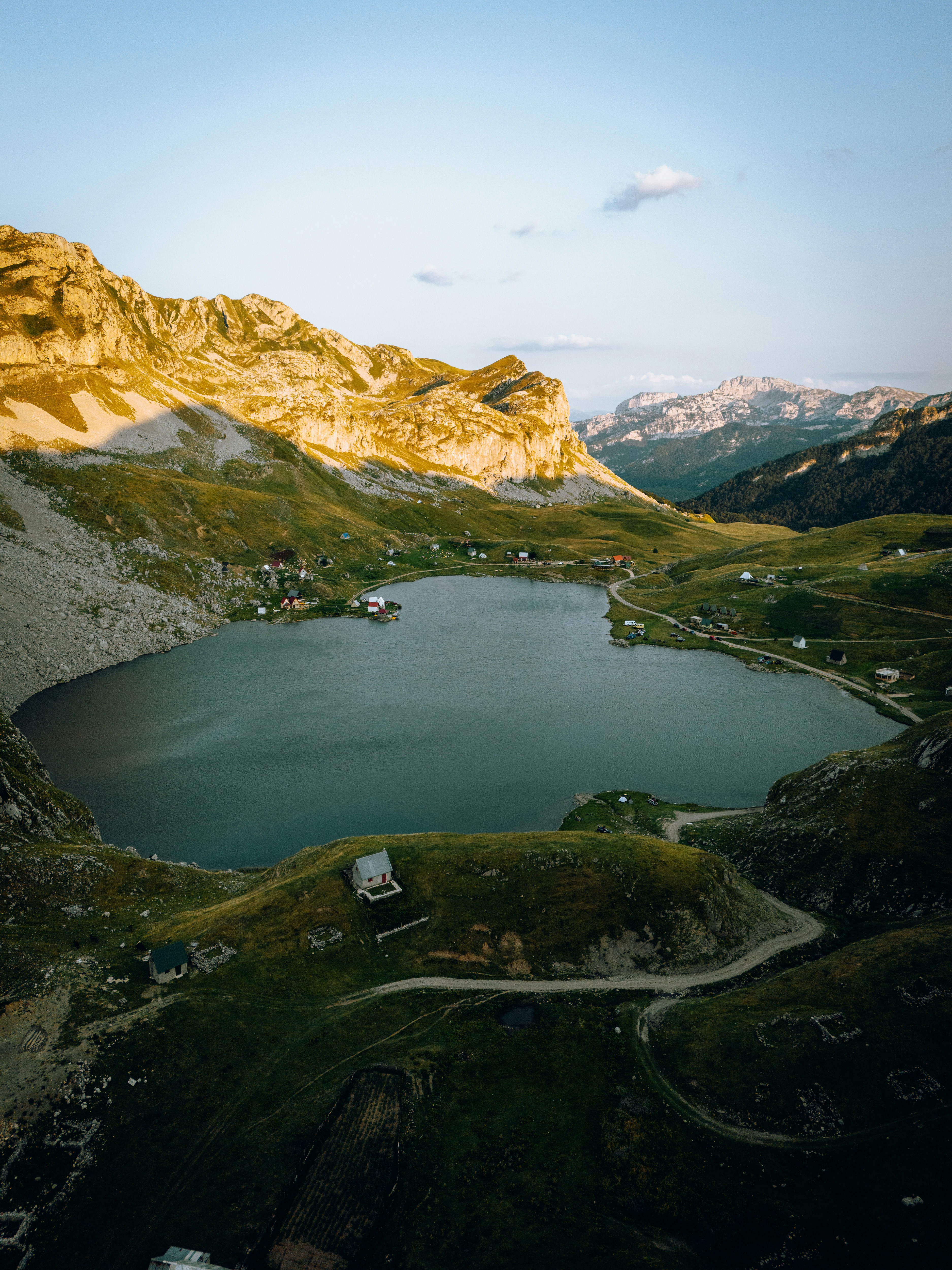Um lago no meio de uma cordilheira