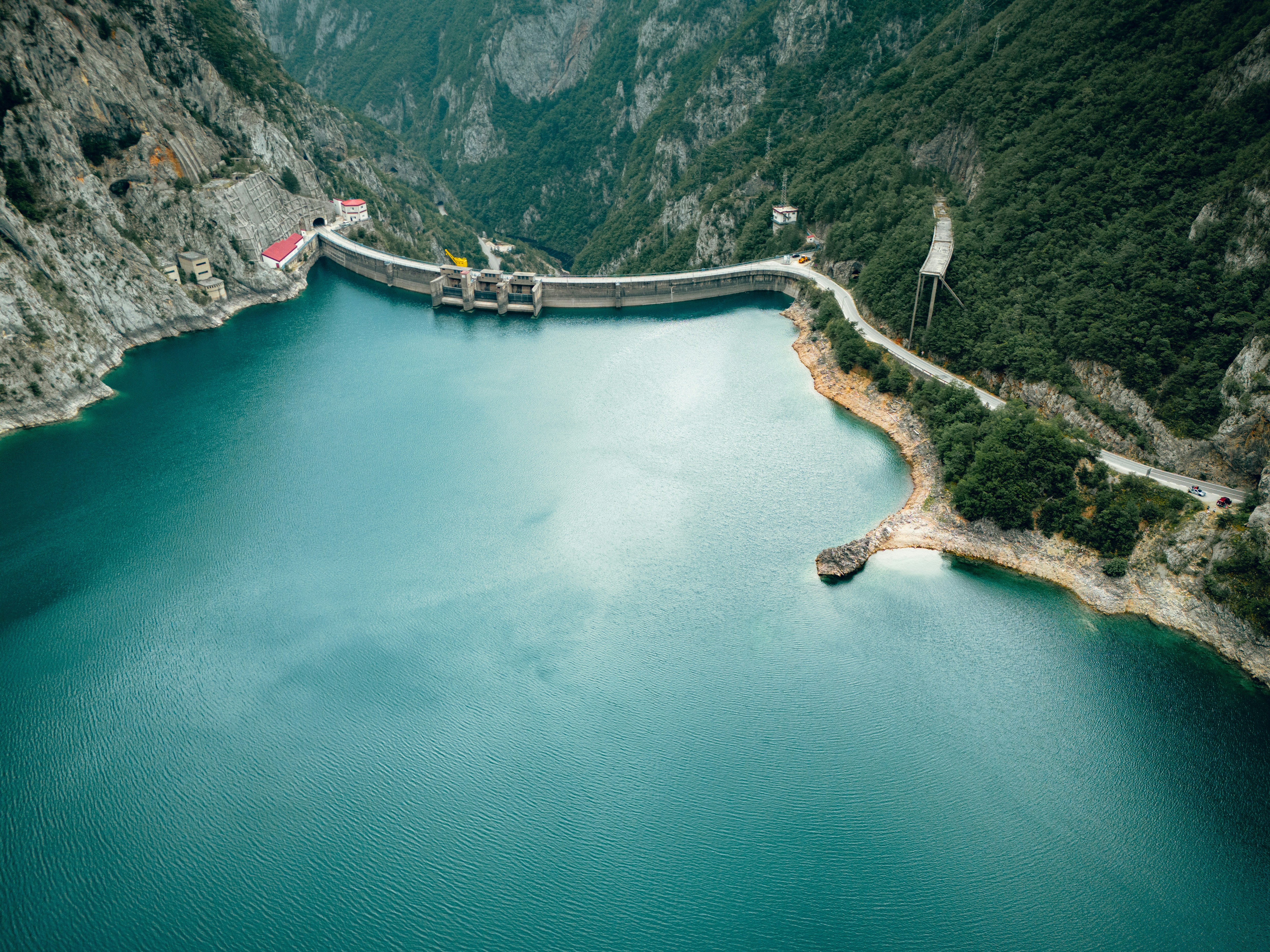 Um grande corpo de água cercado por montanhas