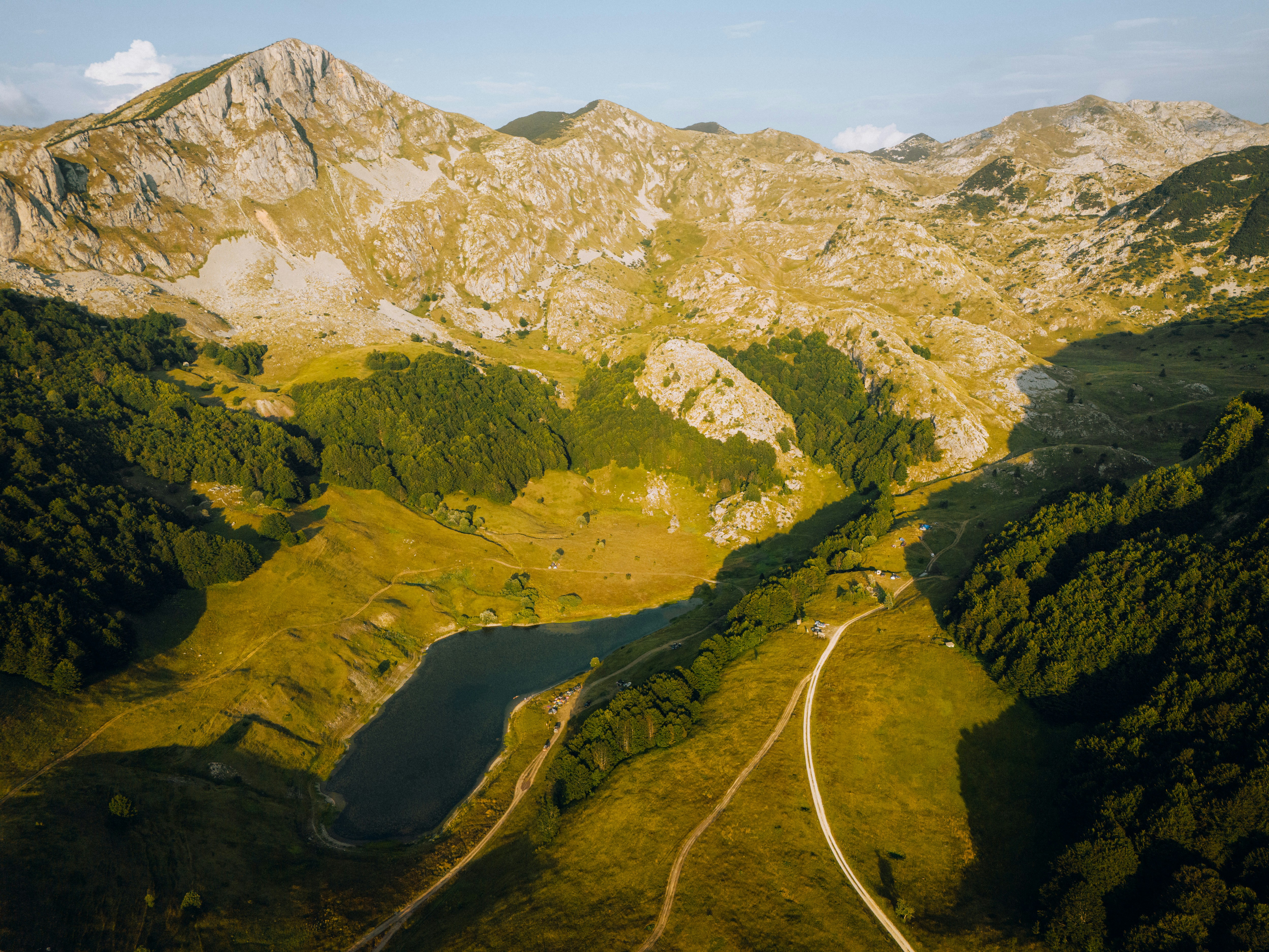 Uma vista aérea de uma cordilheira com um rio correndo por ela