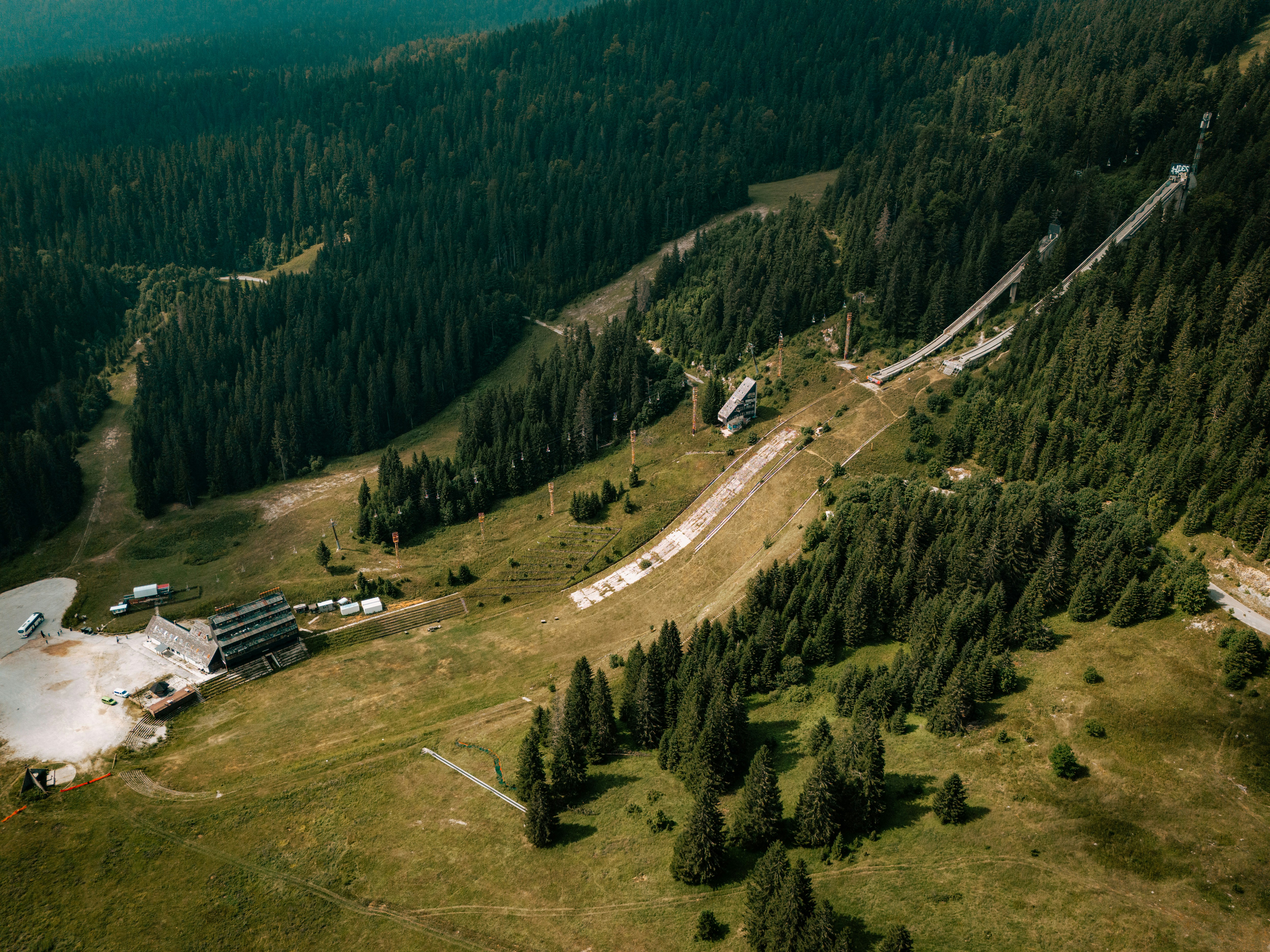 Uma vista aérea de uma montanha com um lago no meio dela