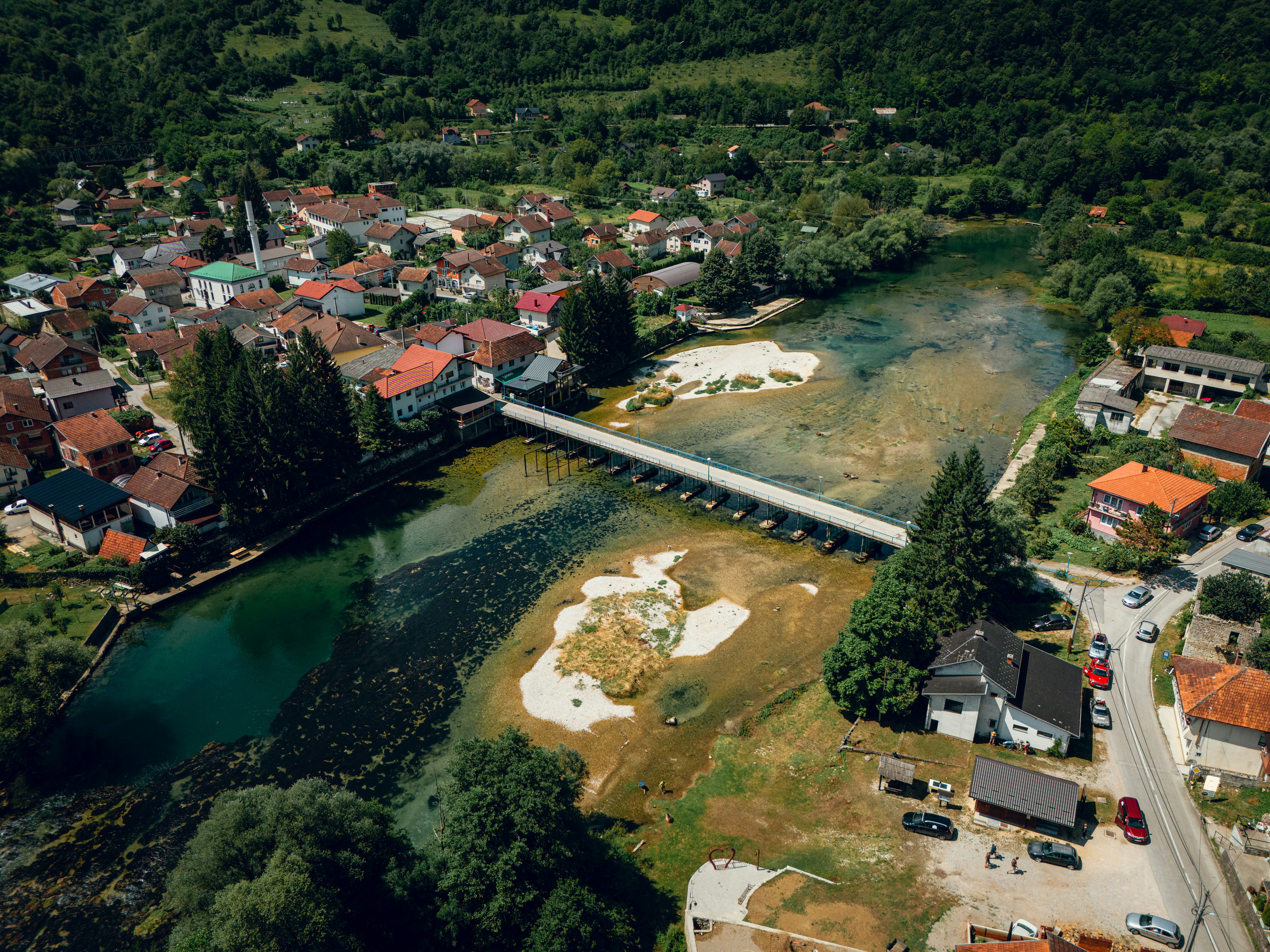 Uma visão aérea de uma pequena cidade