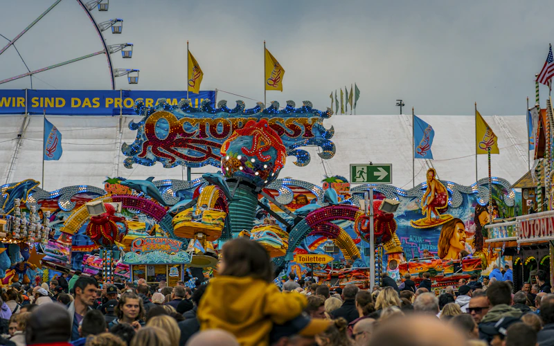 Ambiance kermesse – foule festive autour des stands