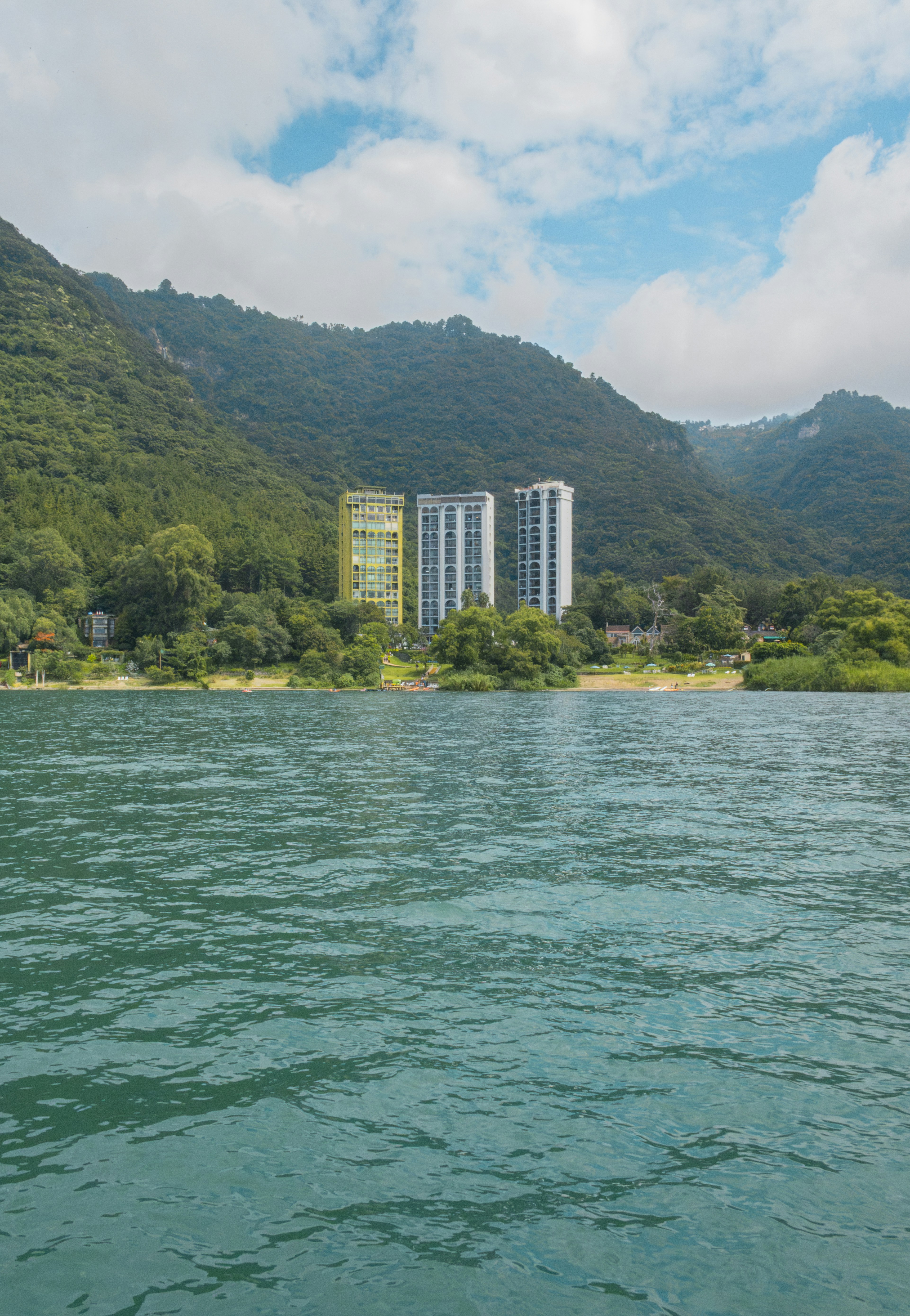 Fotomural A body of water with buildings in the background