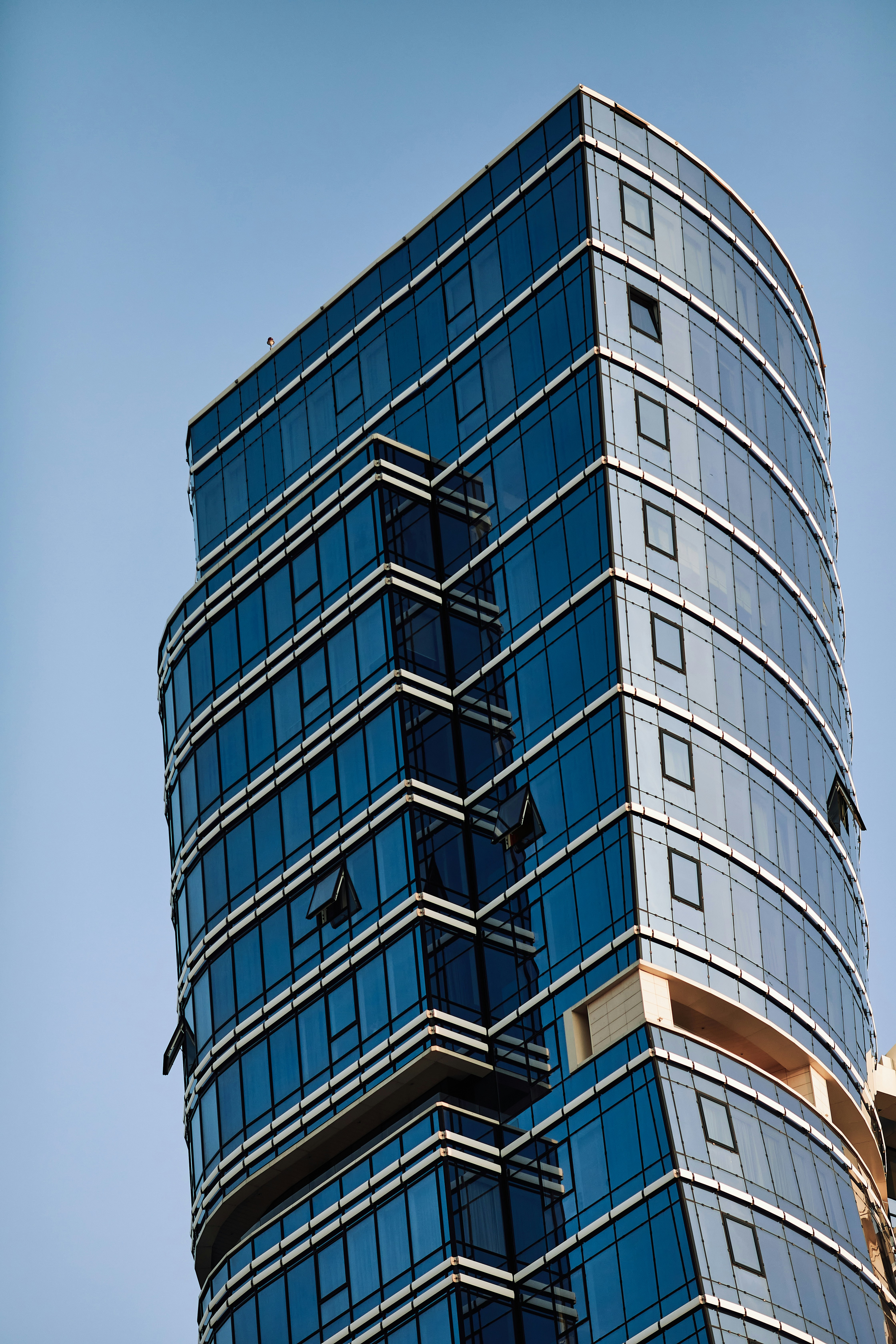 Un edificio molto alto con uno sfondo di cielo