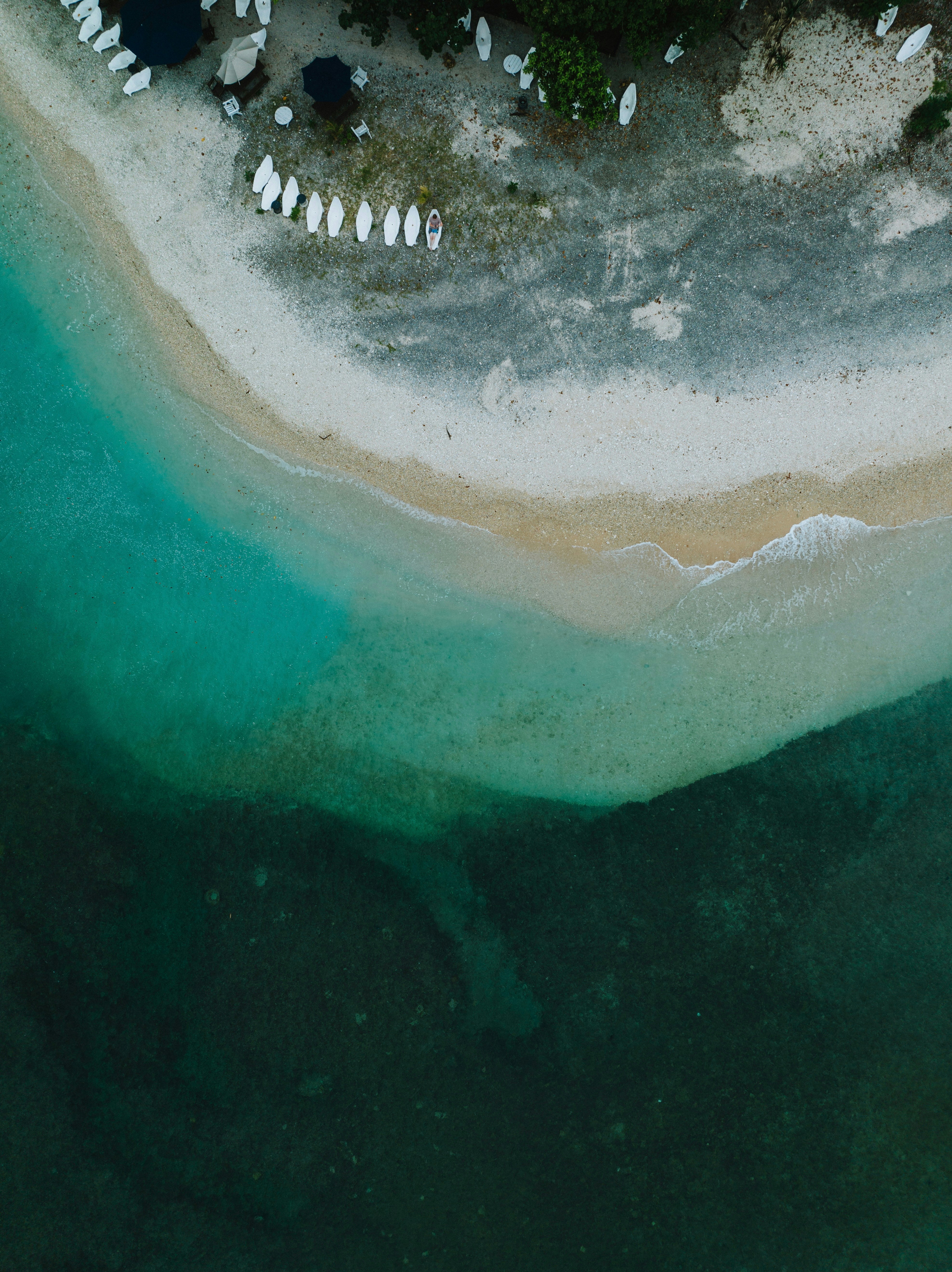 Una vista aérea de una playa y un cuerpo de agua
