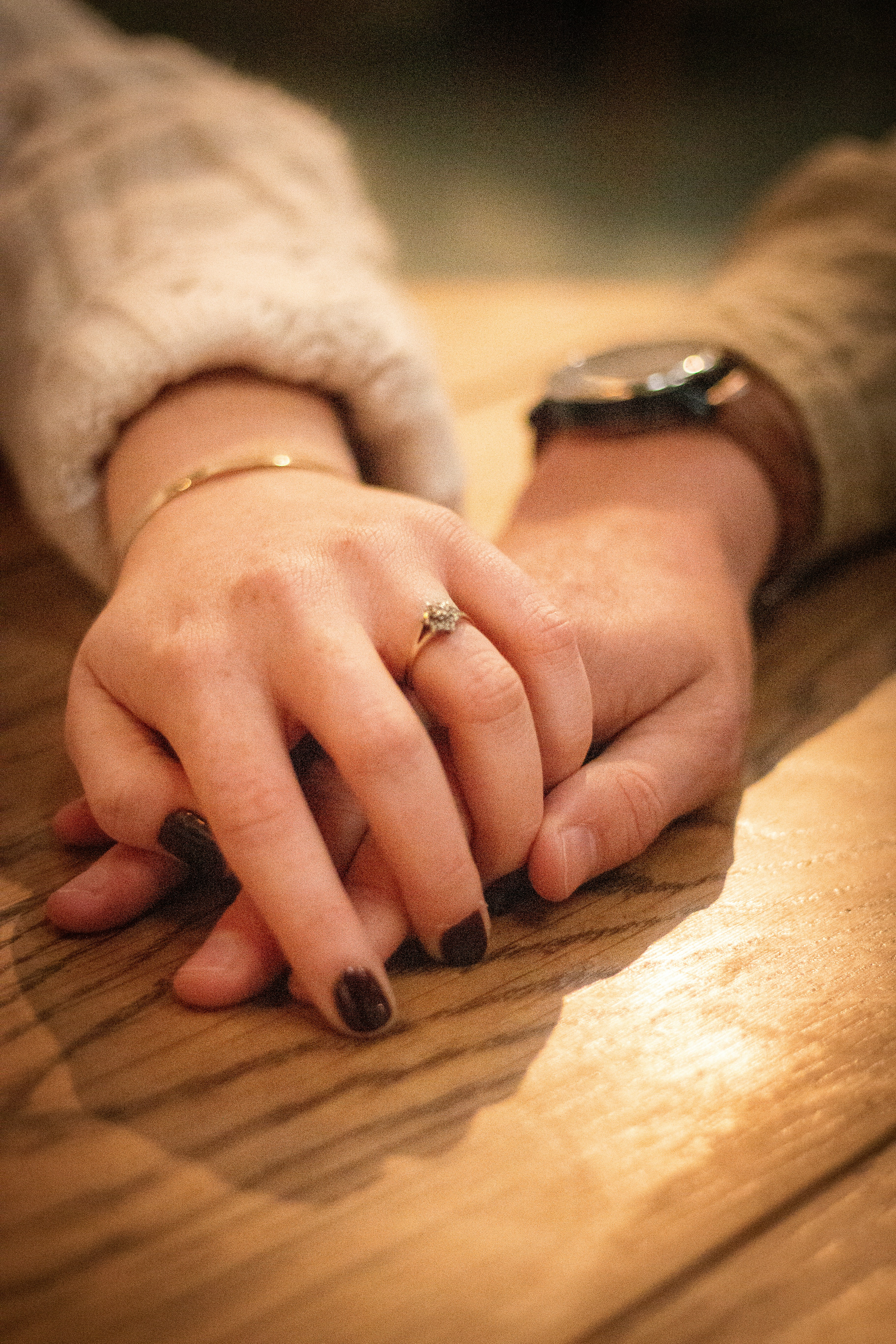 A close up of two people holding hands photo – Free Holding hands Image on  Unsplash, image size:3000x4500