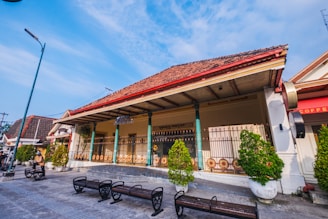 A row of benches sitting in front of a building