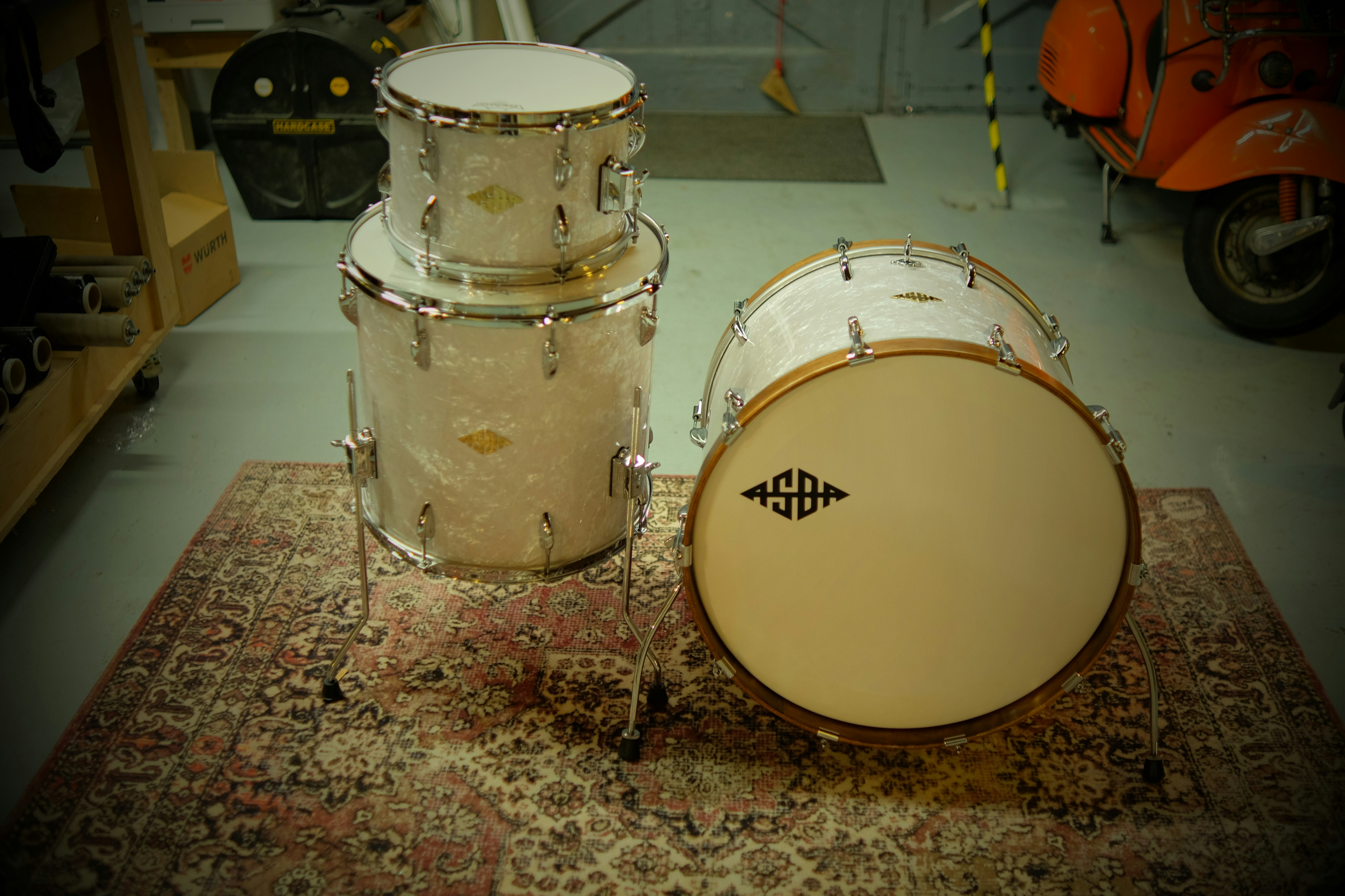 A couple of drums sitting on top of a rug