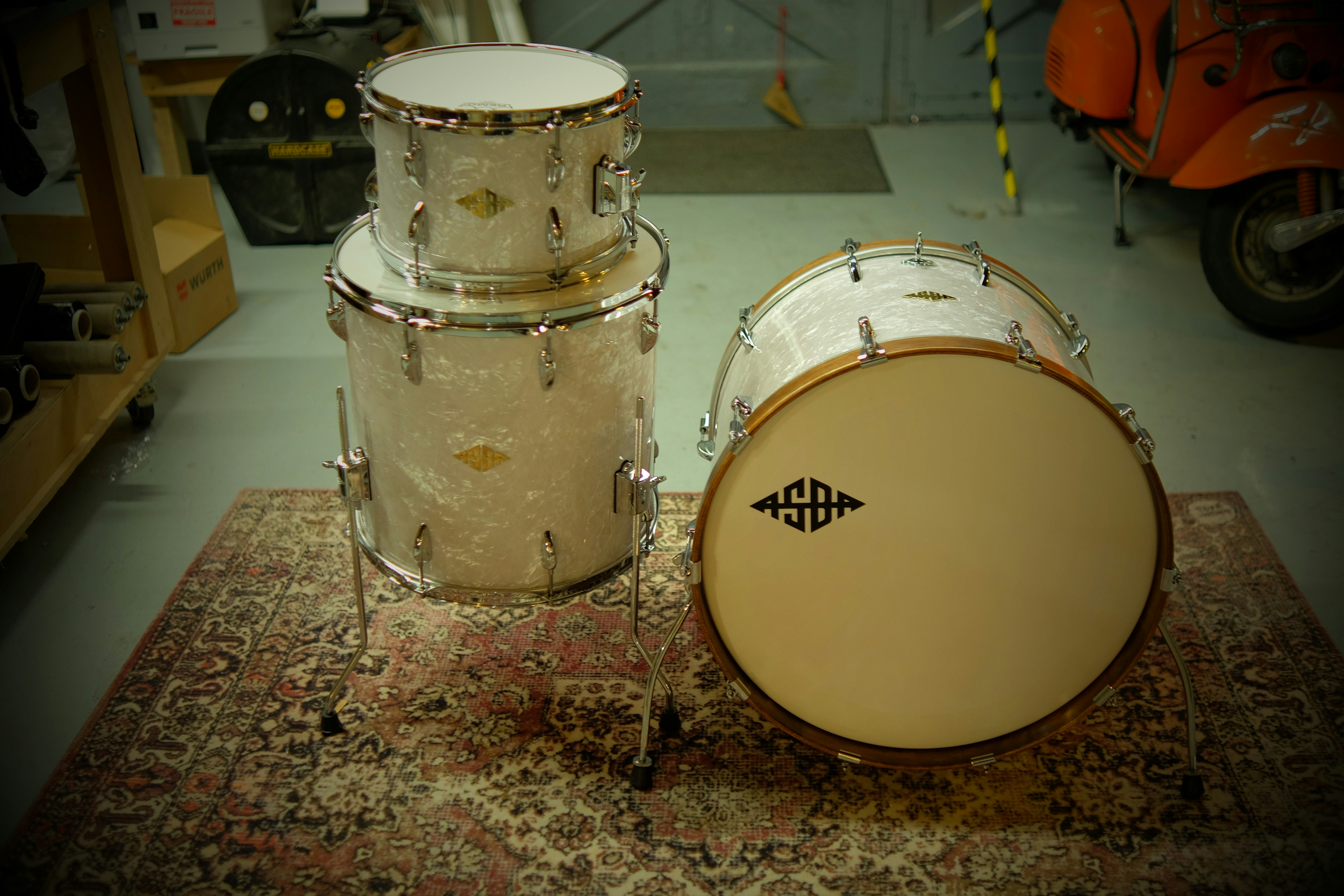 A couple of drums sitting on top of a rug