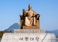 A statue of a man sitting in a chair