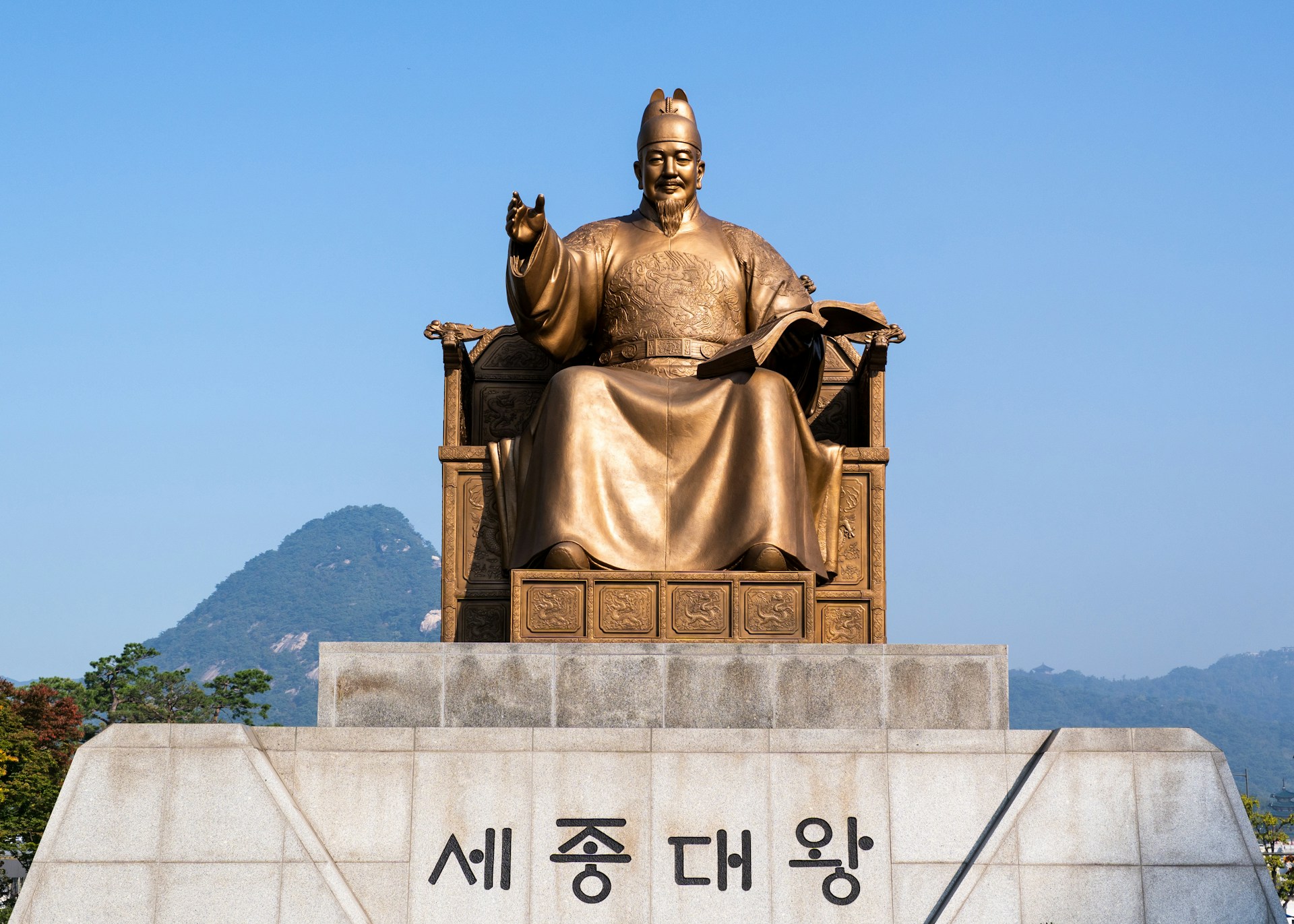 A statue of a man sitting in a chair