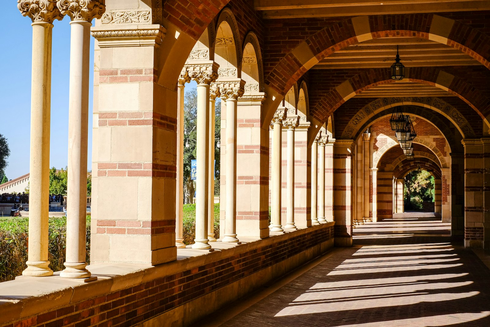 UCLA Royce Hall 캠퍼스 — 편입 합격을 목표로 한 학생들이 다니는 미국 명문대