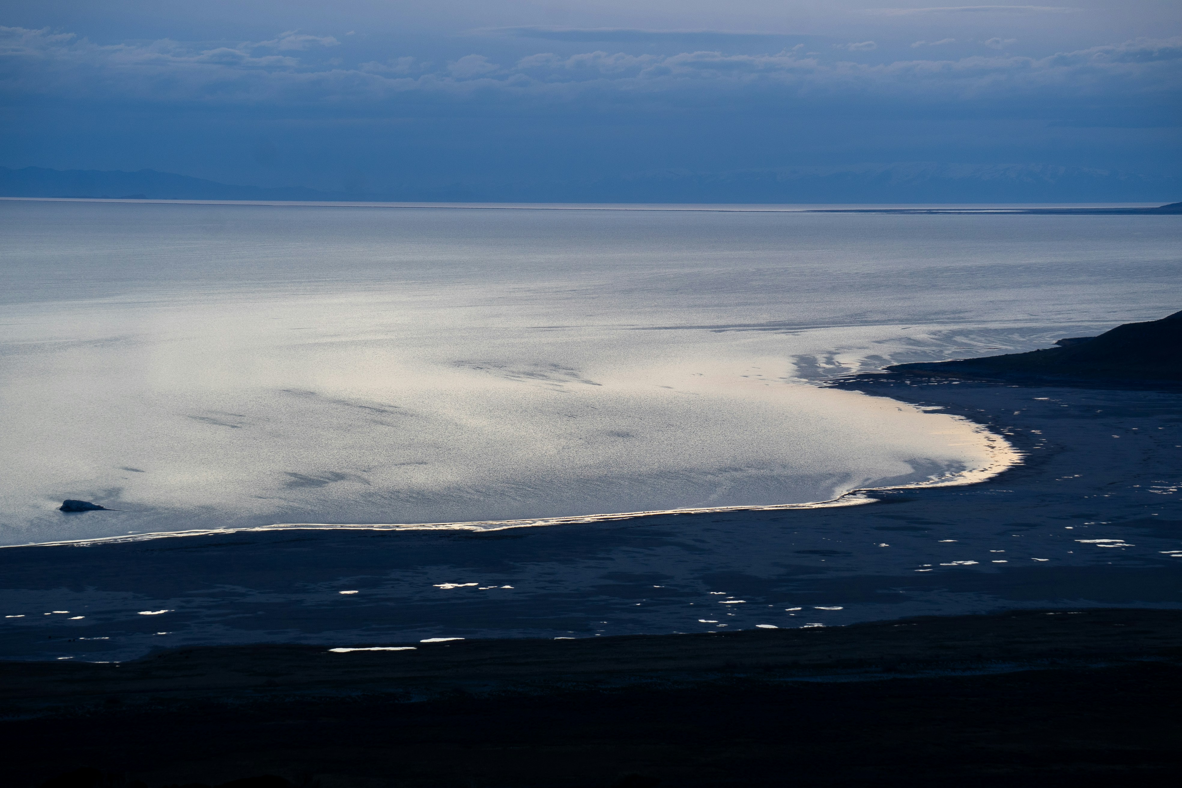 Una gran masa de agua bajo un cielo nublado
