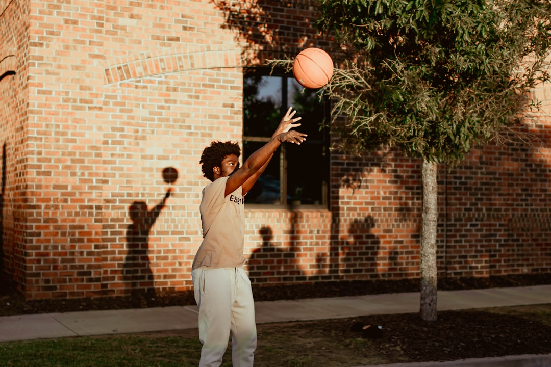 Лейкерс победили Индиану со счетом 128:117, Дончич набрал 44 очка