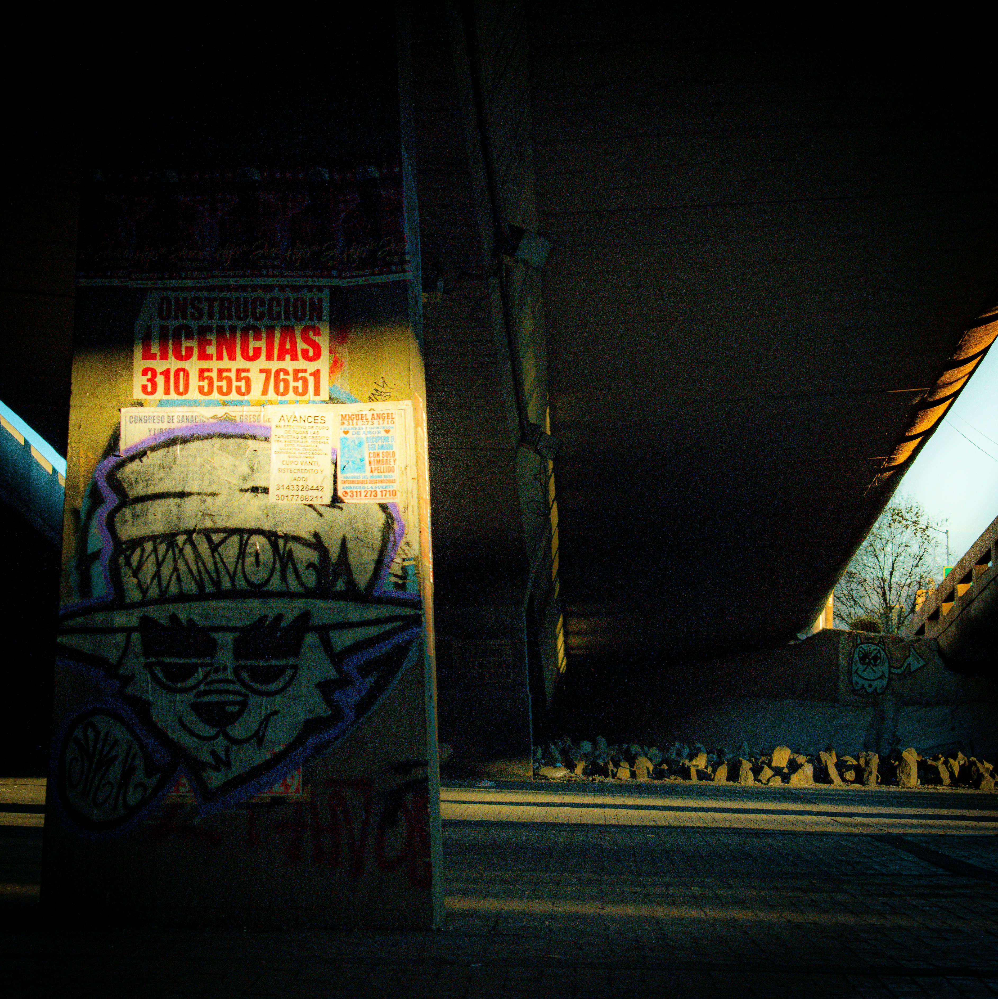 A building with graffiti on the side of it photo – Free Texture Image ...