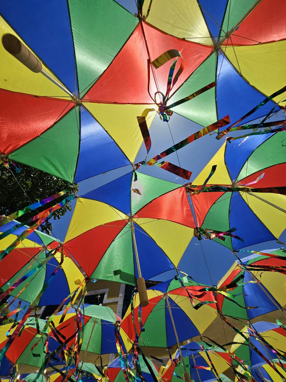 Sombrinhas de frevo coloridas penduradas em Olinda