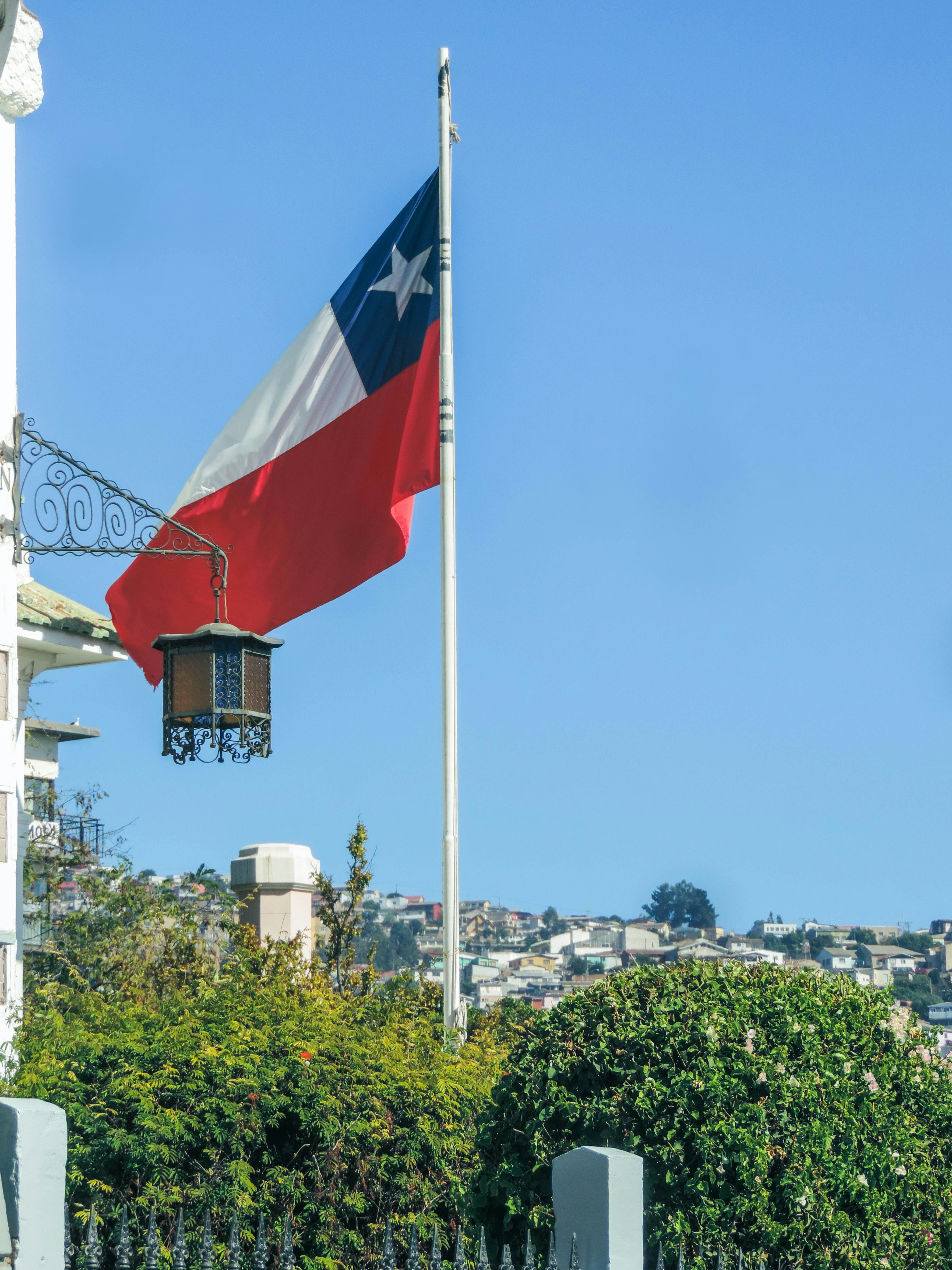 Una gran bandera del estado de Texas ondeando al viento