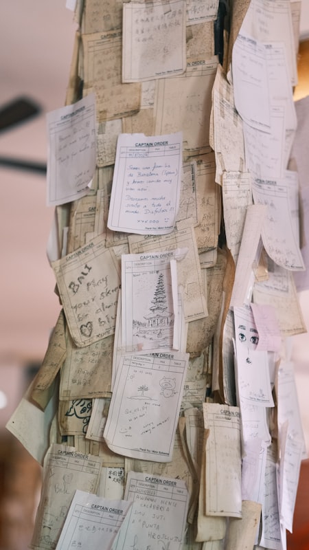 Documentos y facturas en papel, el papeleo que VeriFactu y la digitalización buscan ordenar