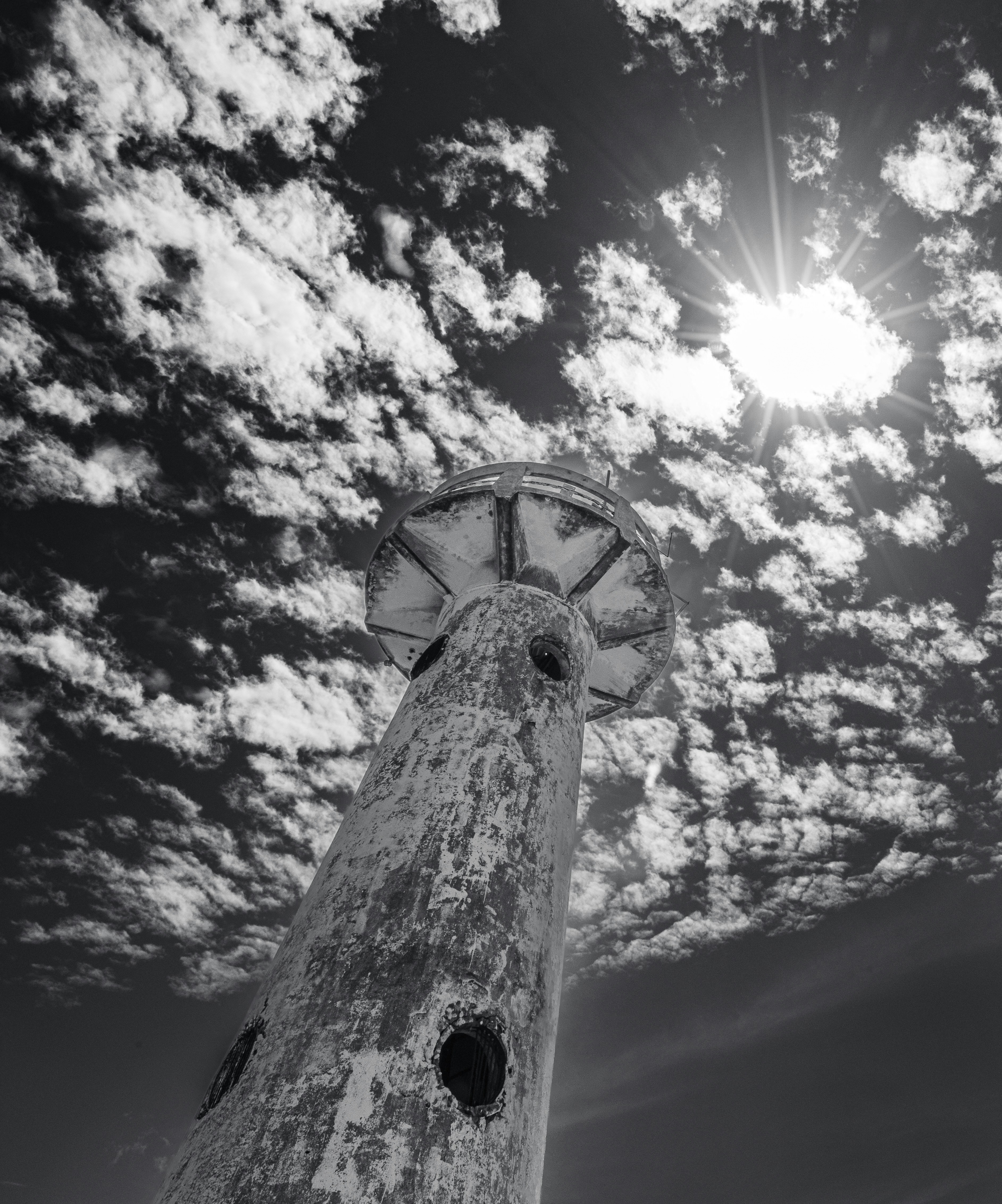 Ein Schwarz-Weiß-Foto eines Leuchtturms