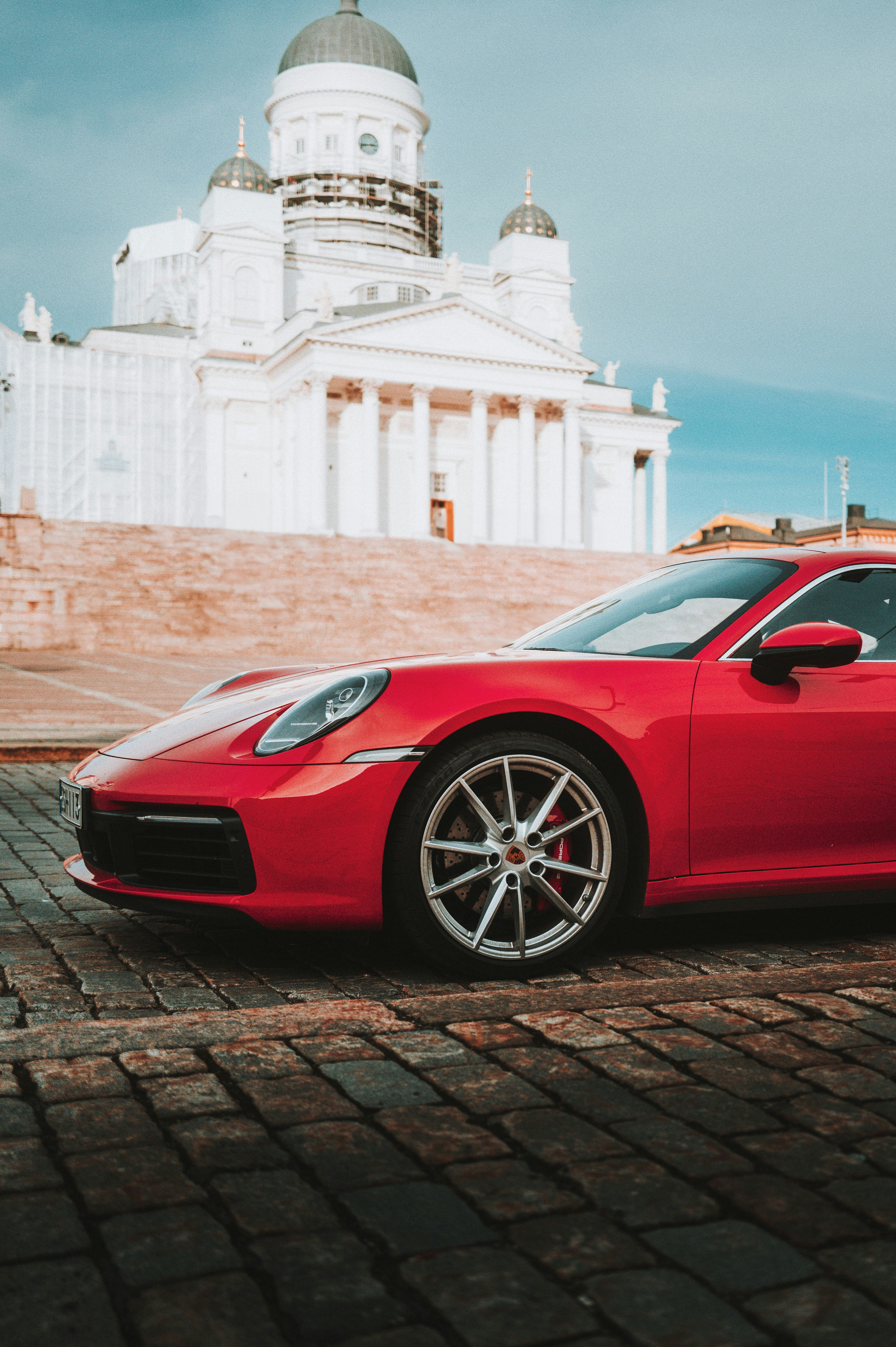建物の前に停まっている赤いスポーツカー