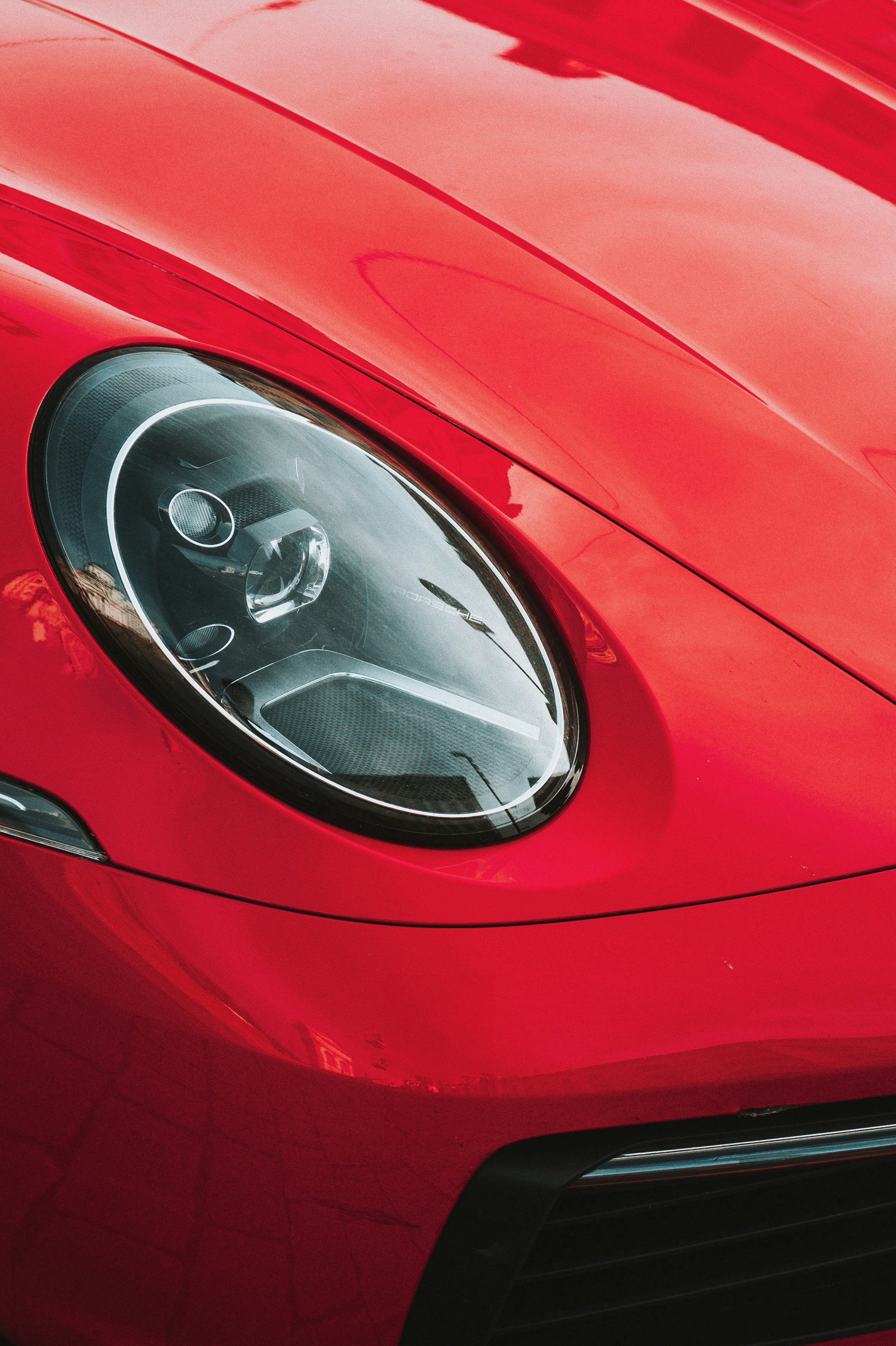 赤いスポーツカーのクローズアップ