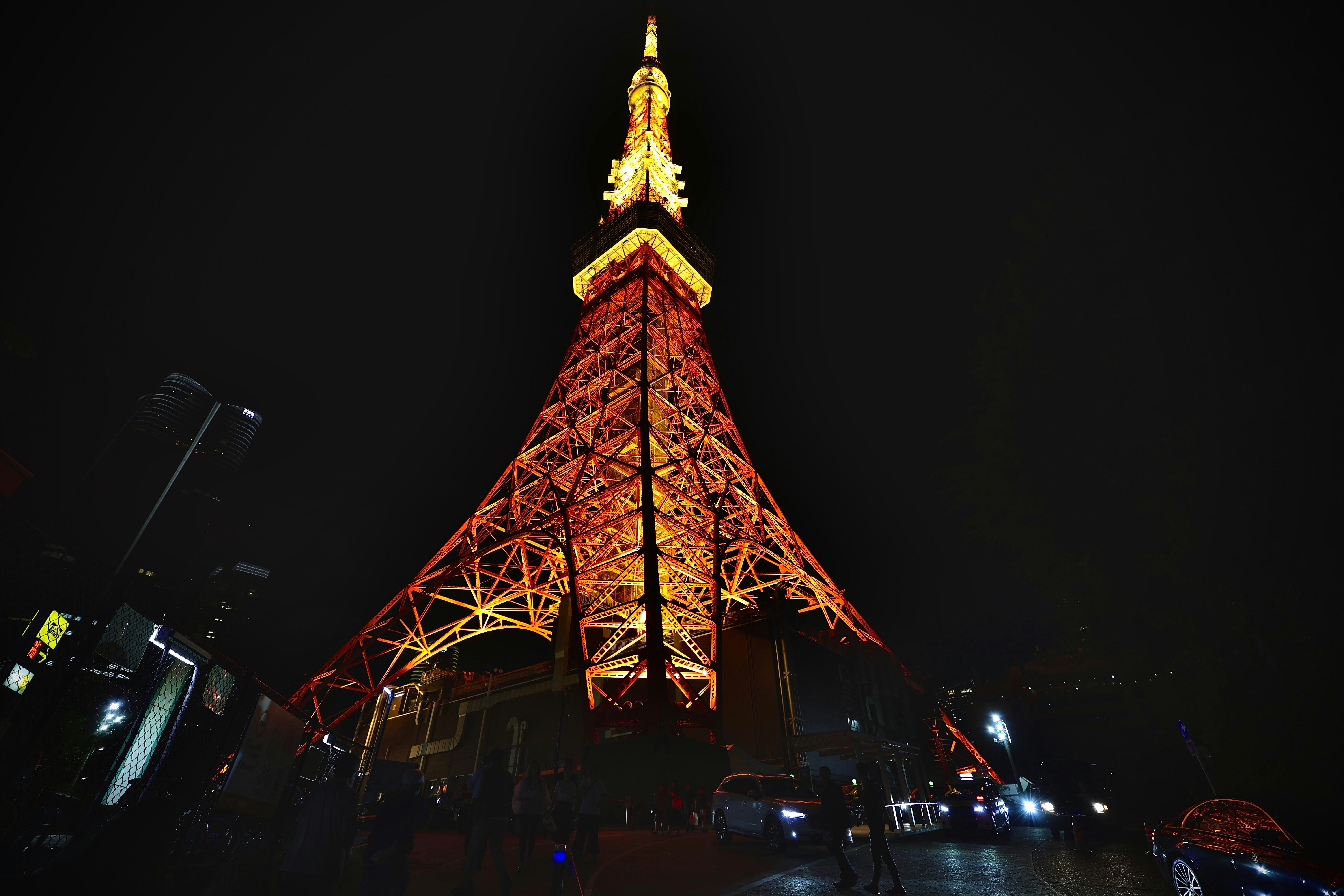 Uma torre muito alta iluminada à noite
