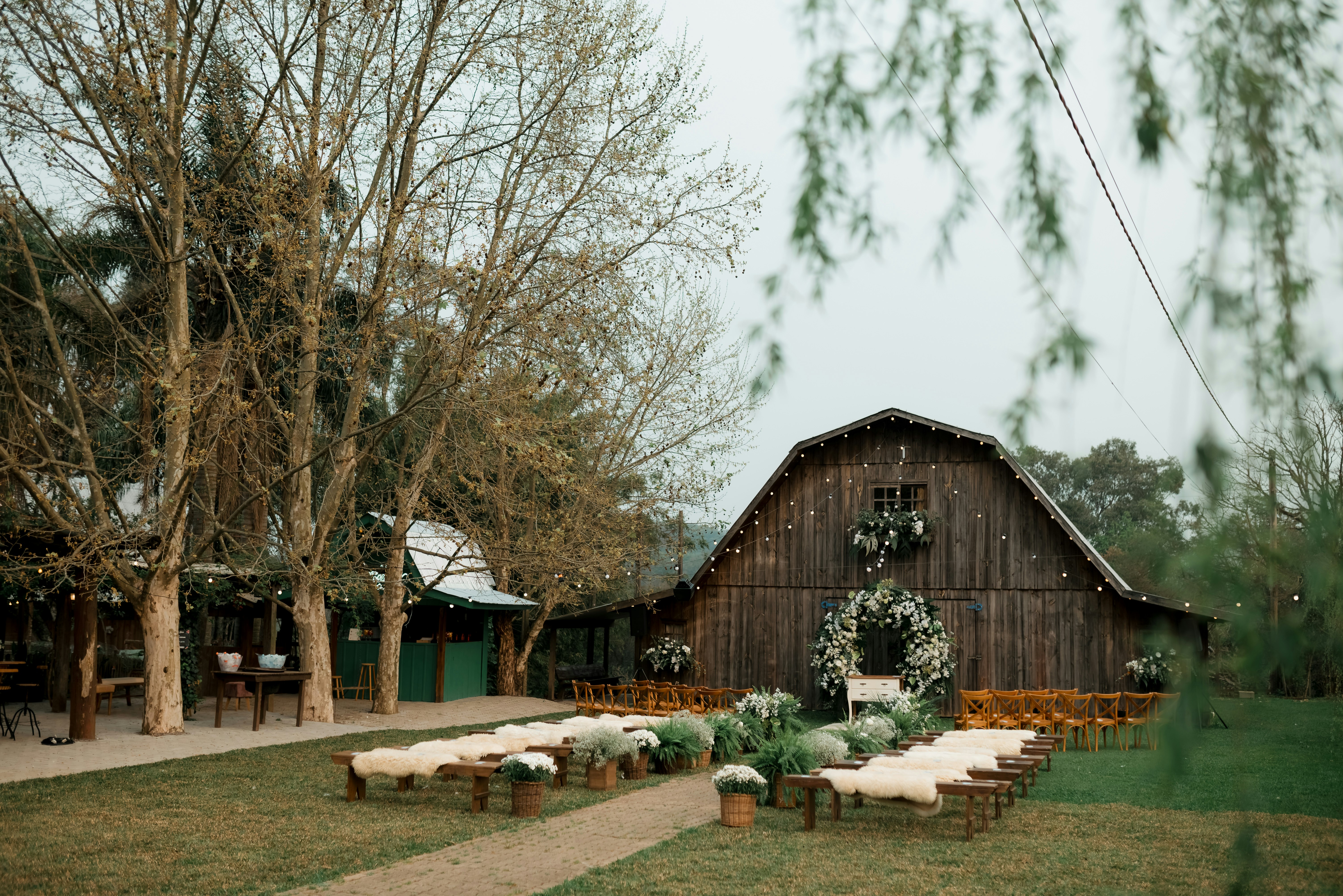 rustic barn wedding, nature, ilustrasi artikel Freshly Wed: Delicious Farm-to-Table Catering Ideas for Your Big Day 2