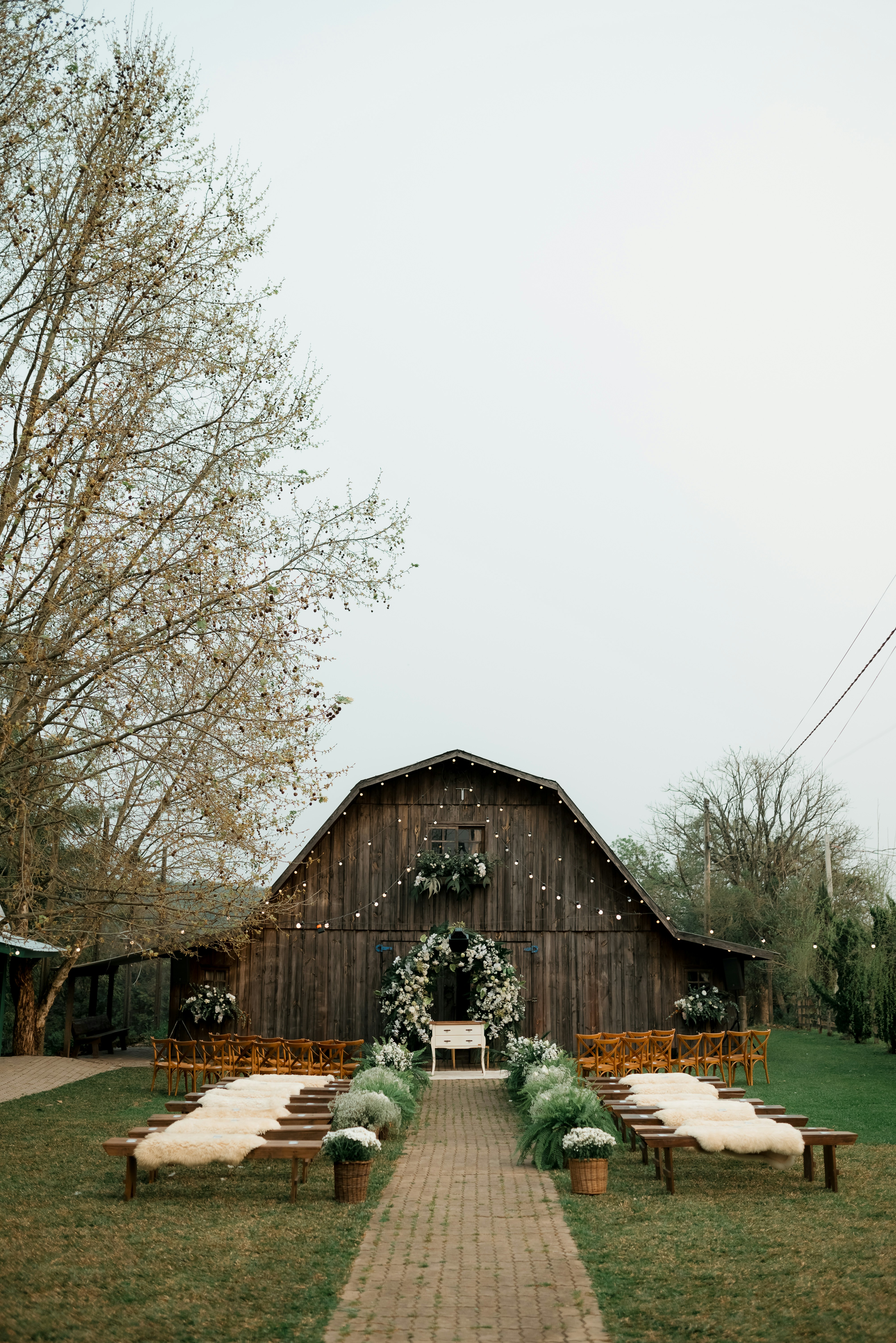 rustic barn wedding, nature, ilustrasi artikel Freshly Wed: Delicious Farm-to-Table Catering Ideas for Your Big Day 4