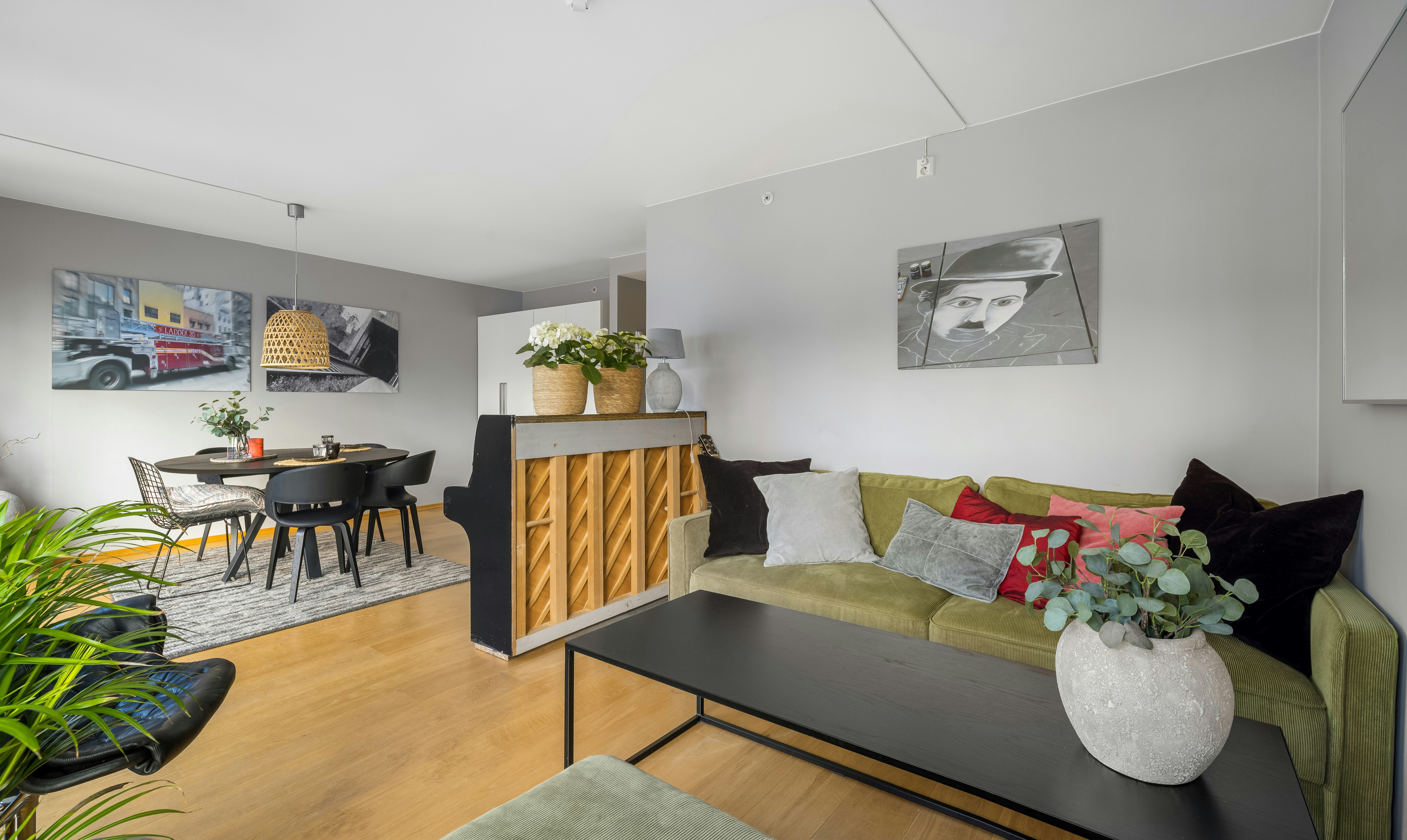 Ein Wohnzimmer mit Möbeln und einem Esstisch