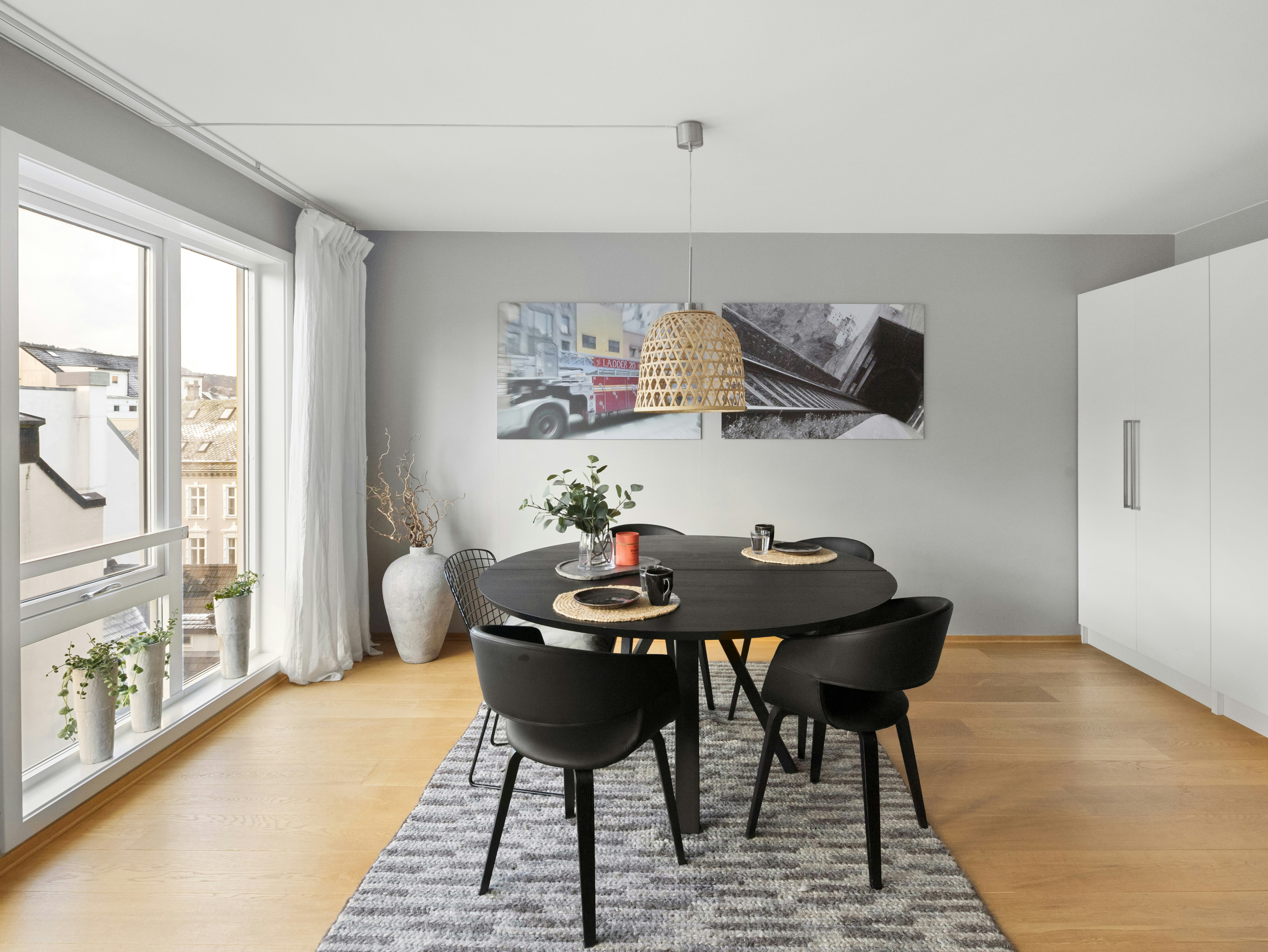 Ein Esszimmer mit Tisch und Stühlen