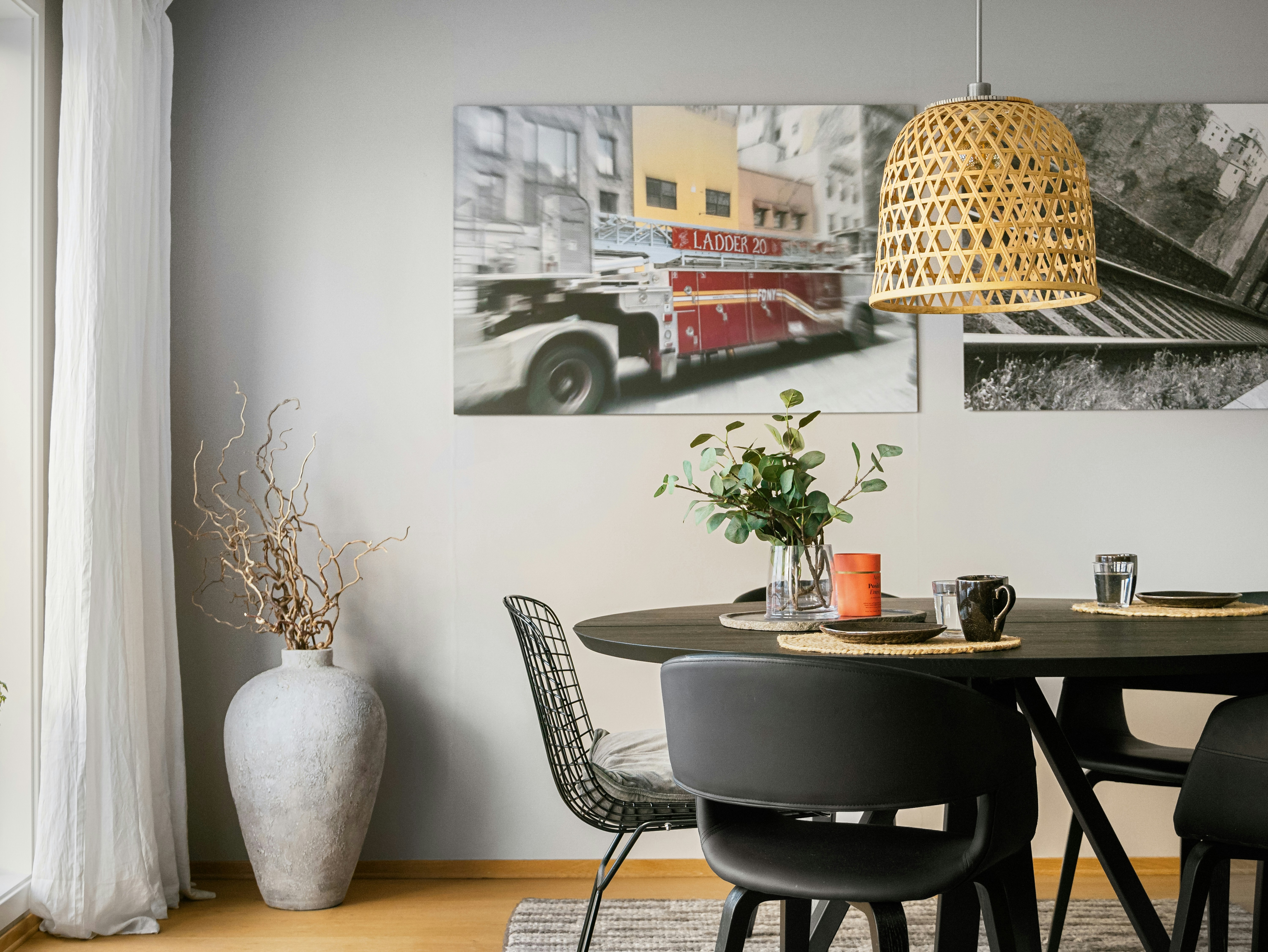 Ein Esszimmer mit Tisch und Stühlen