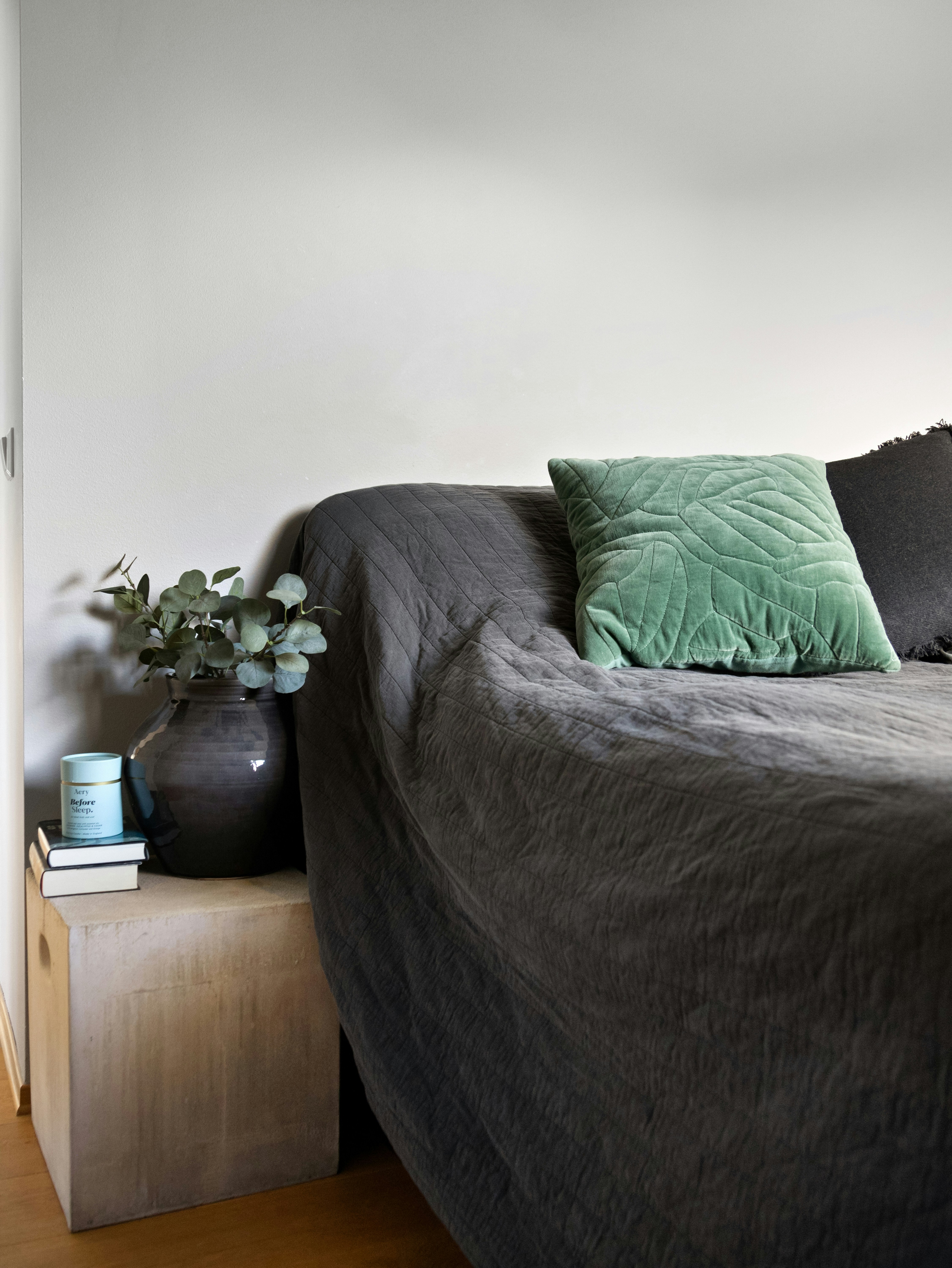 Ein Bett in einem Schlafzimmer neben einem Fenster