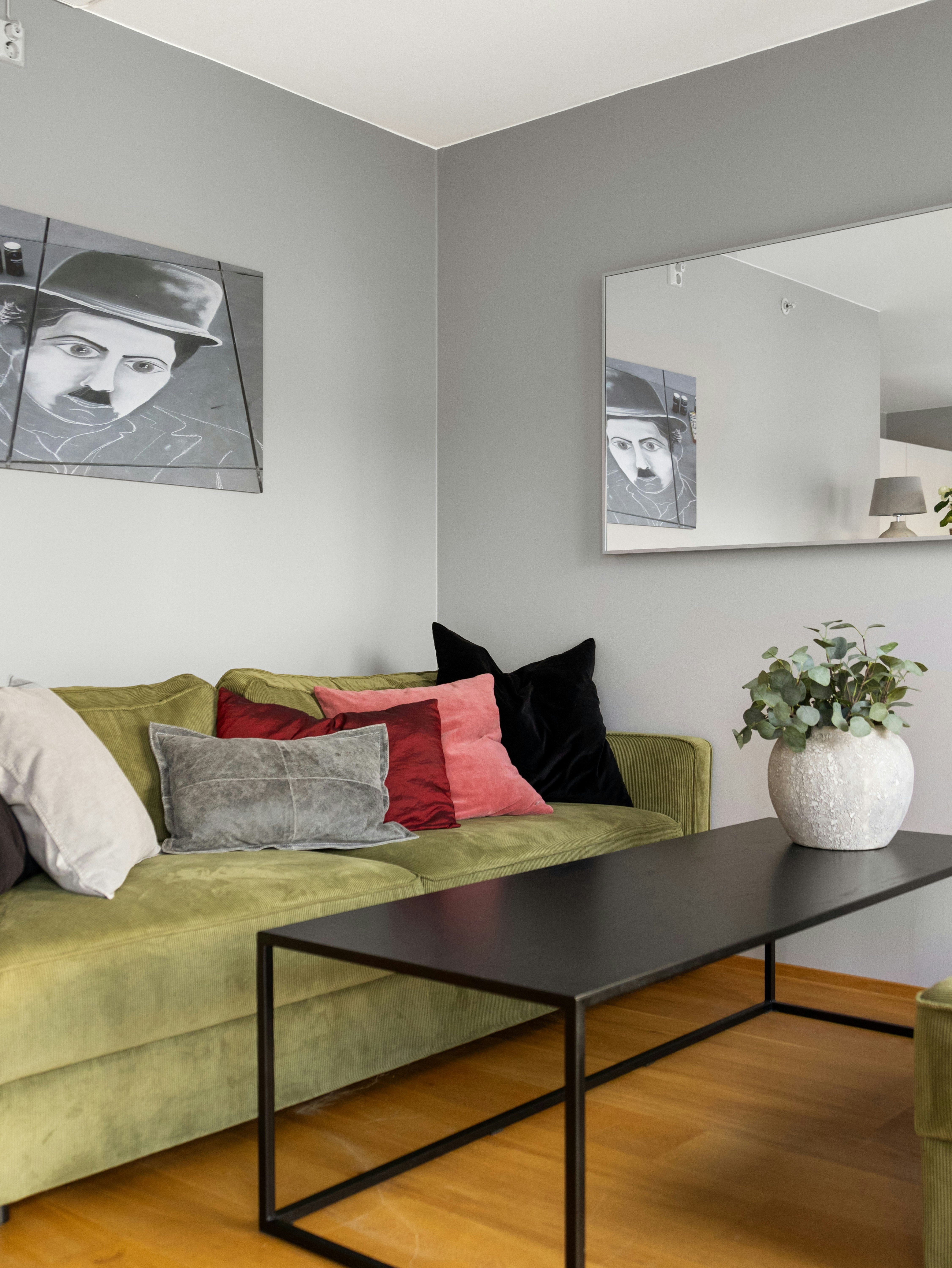 Ein Wohnzimmer mit Möbeln und einem Spiegel