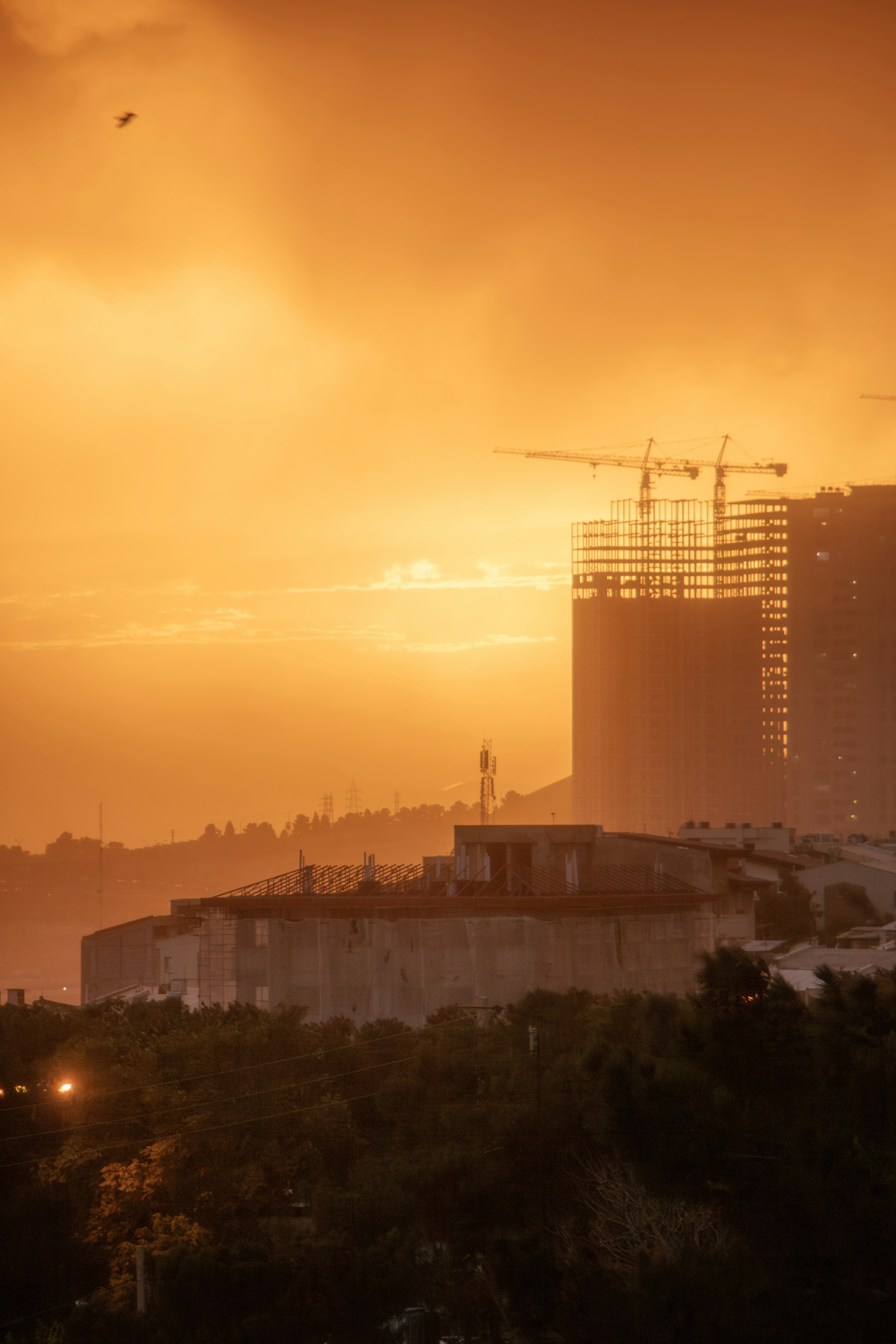 Le soleil se couche sur une ville aux grands immeubles