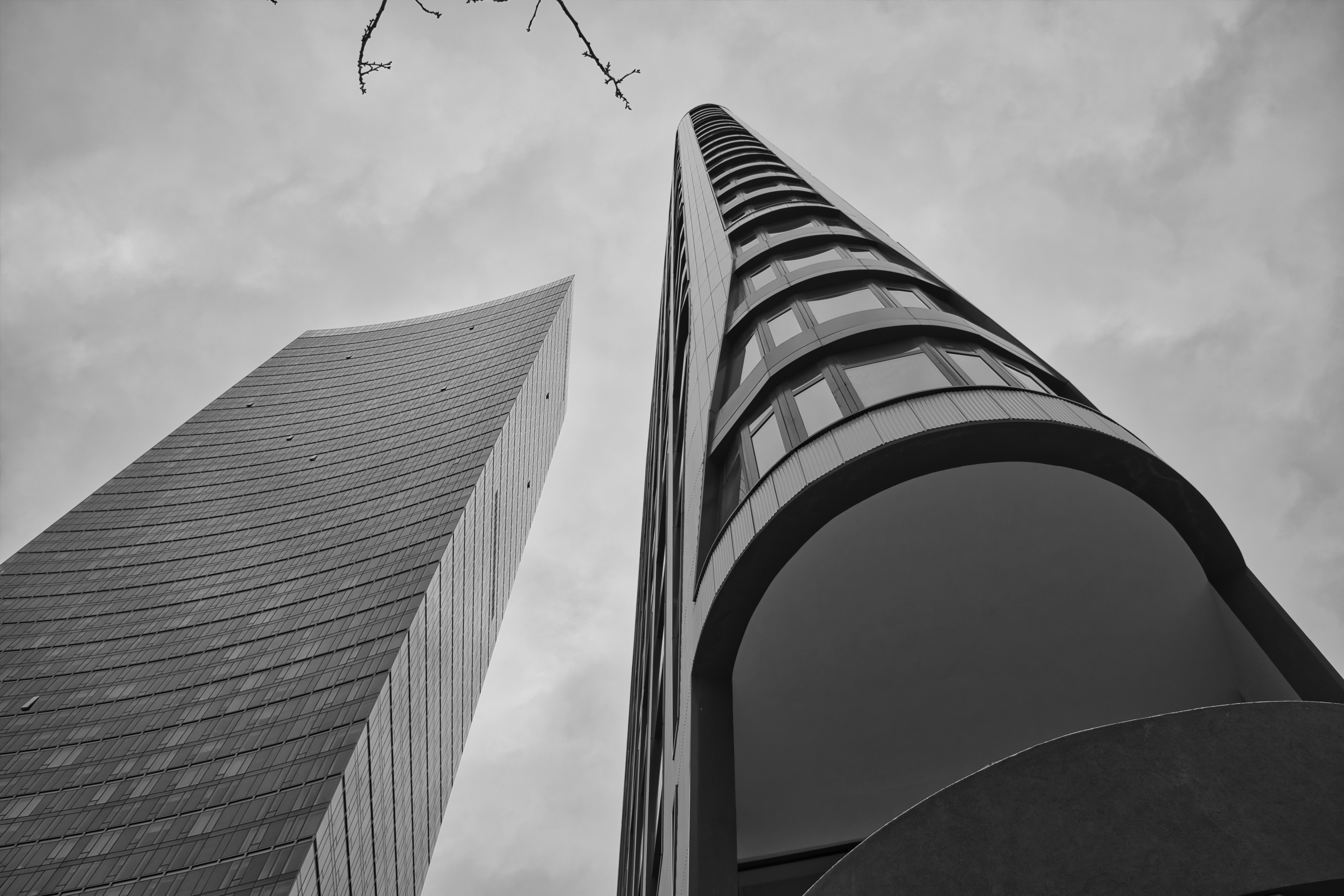 Ein Schwarz-Weiß-Foto von zwei hohen Gebäuden