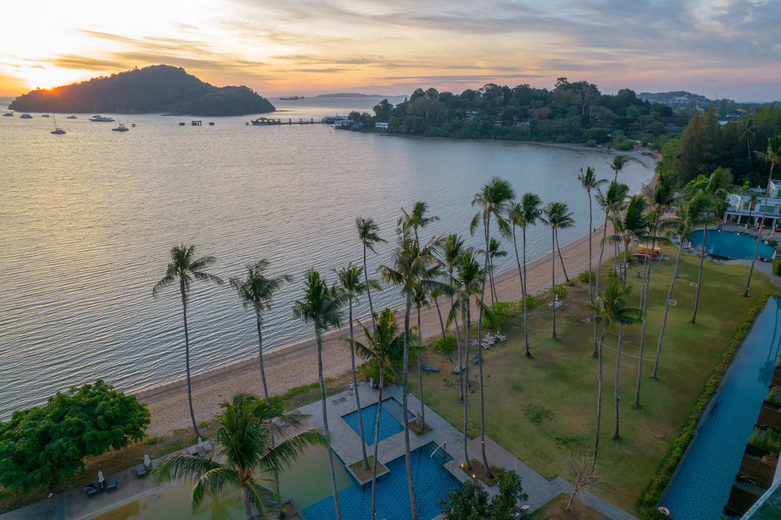 Resort frente al mar al atardecer, visto desde el aire