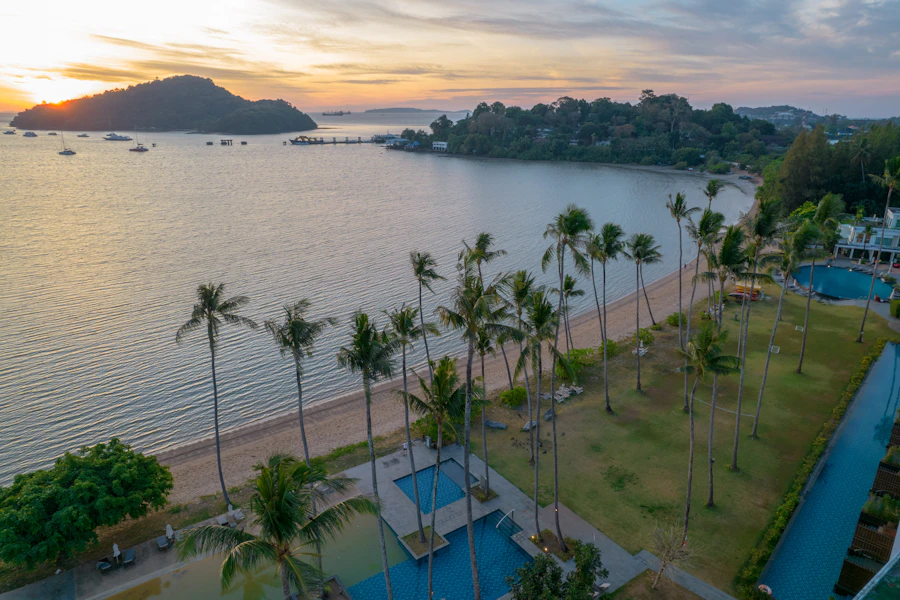 Resort frente al mar al atardecer, visto desde el aire