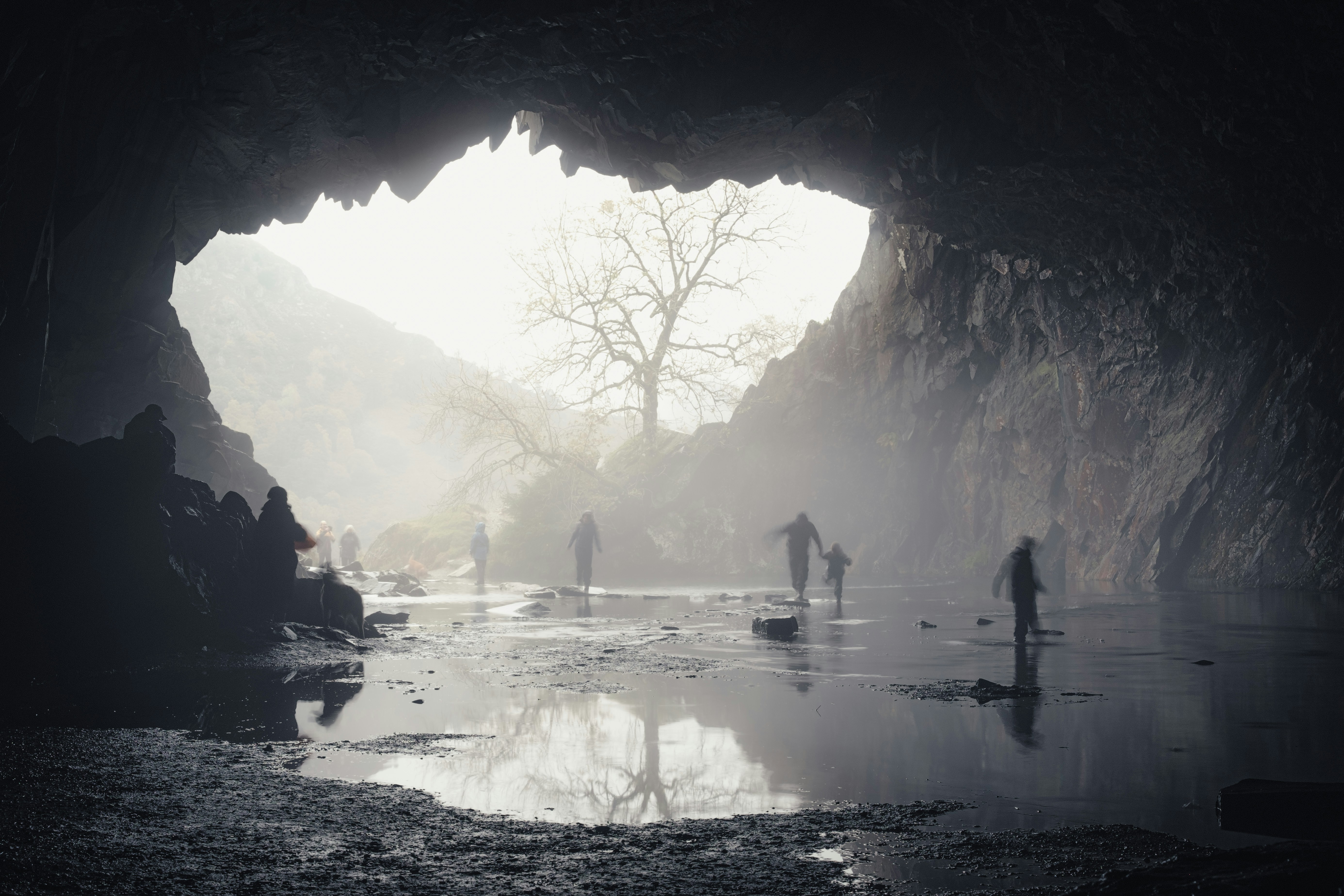 Eine Gruppe von Menschen, die in einer Höhle stehen