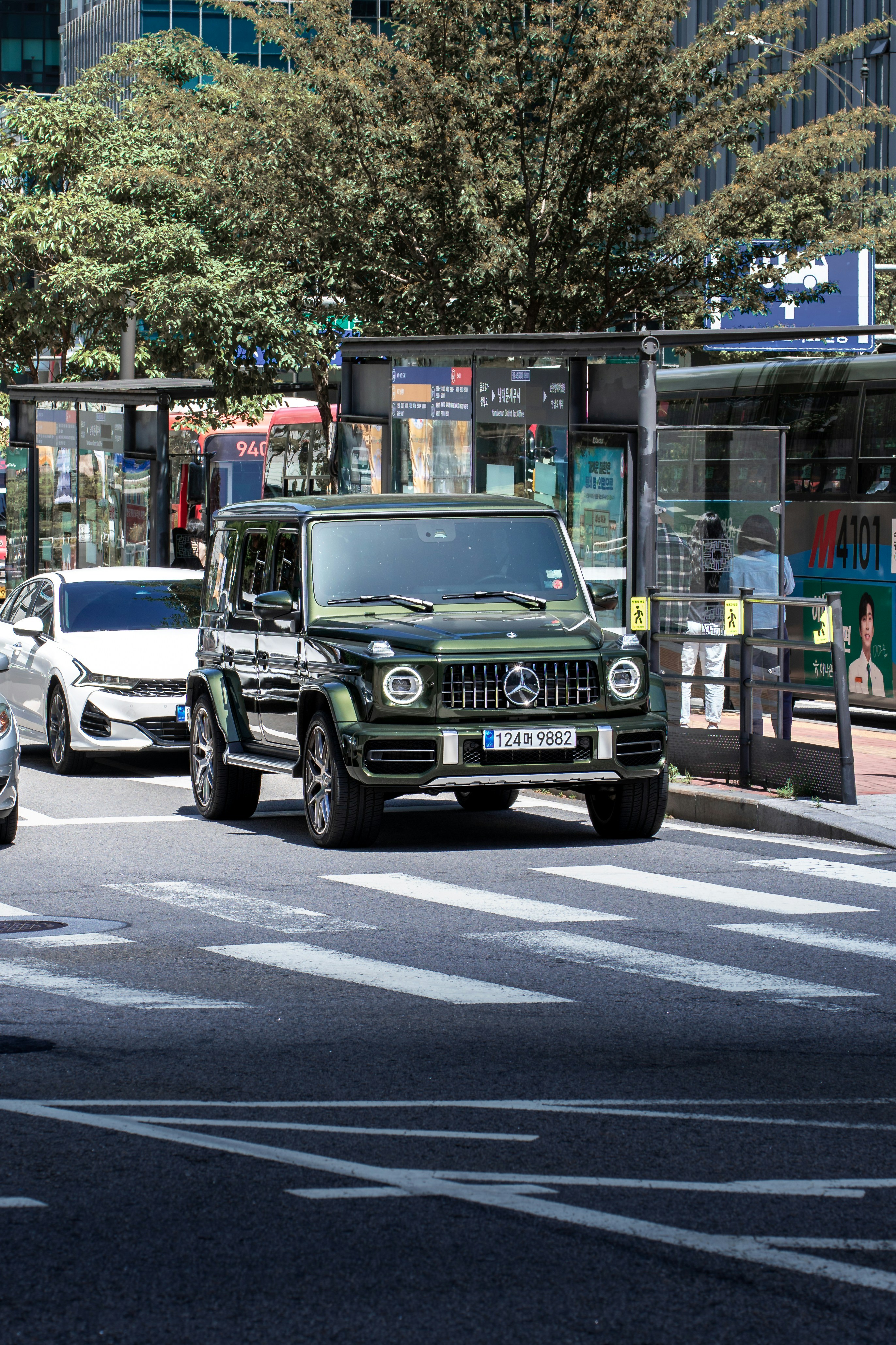 AI controlling a fleet of autonomous vehicles on a busy street