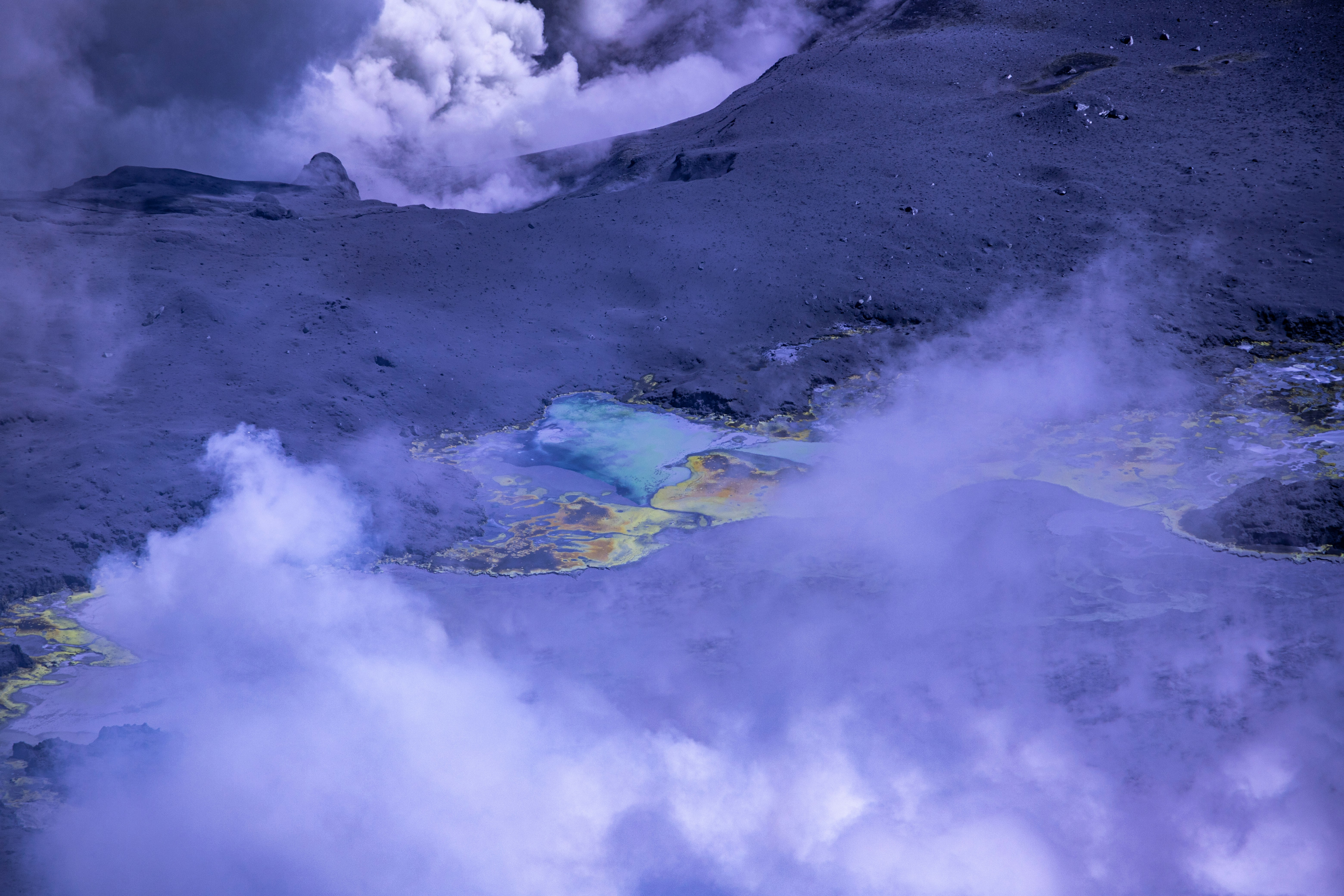 Una veduta aerea di un vulcano nell'oceano