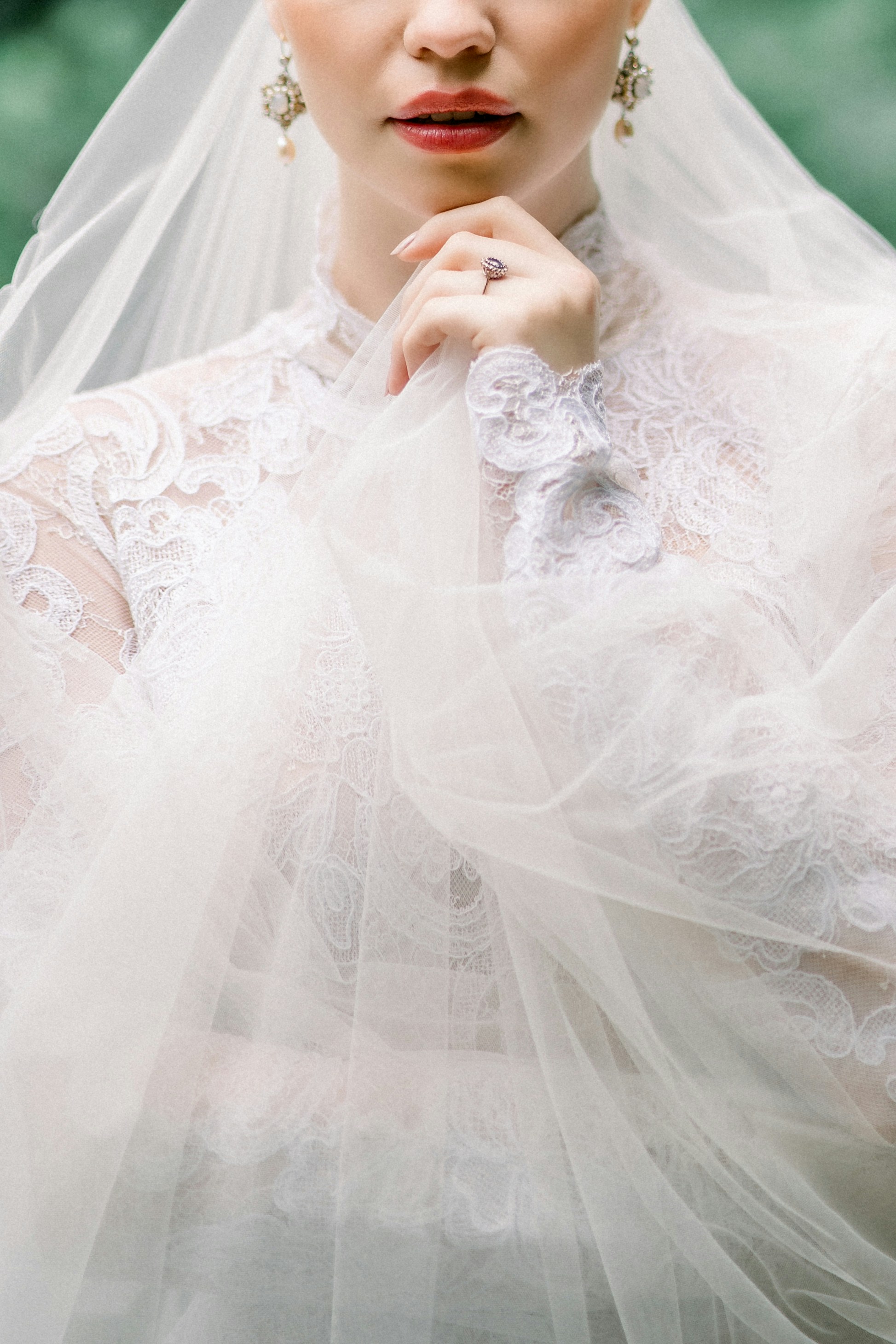 A woman in a wedding dress with a veil on her head photo – Free Castle ...