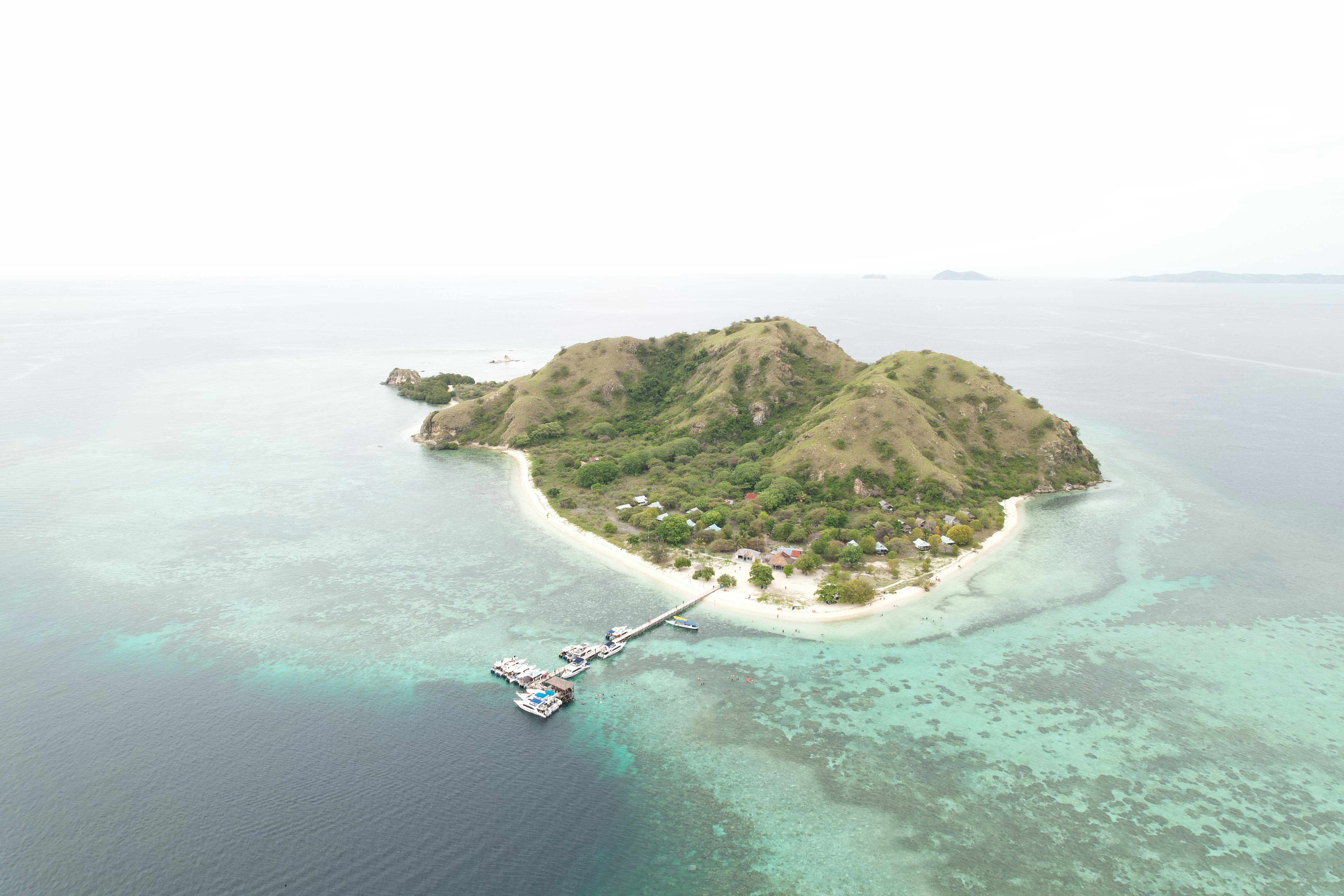 A small island in the middle of the ocean, 